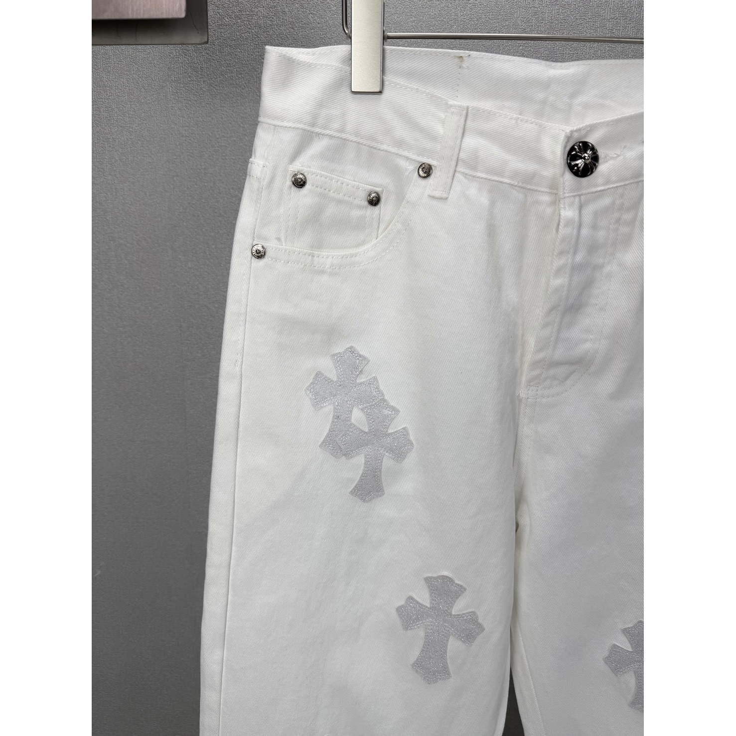 <p>CHROME HEARTS 白色牛王星空十字架拼皮情侣款宽松牛仔裤&nbsp;</p>