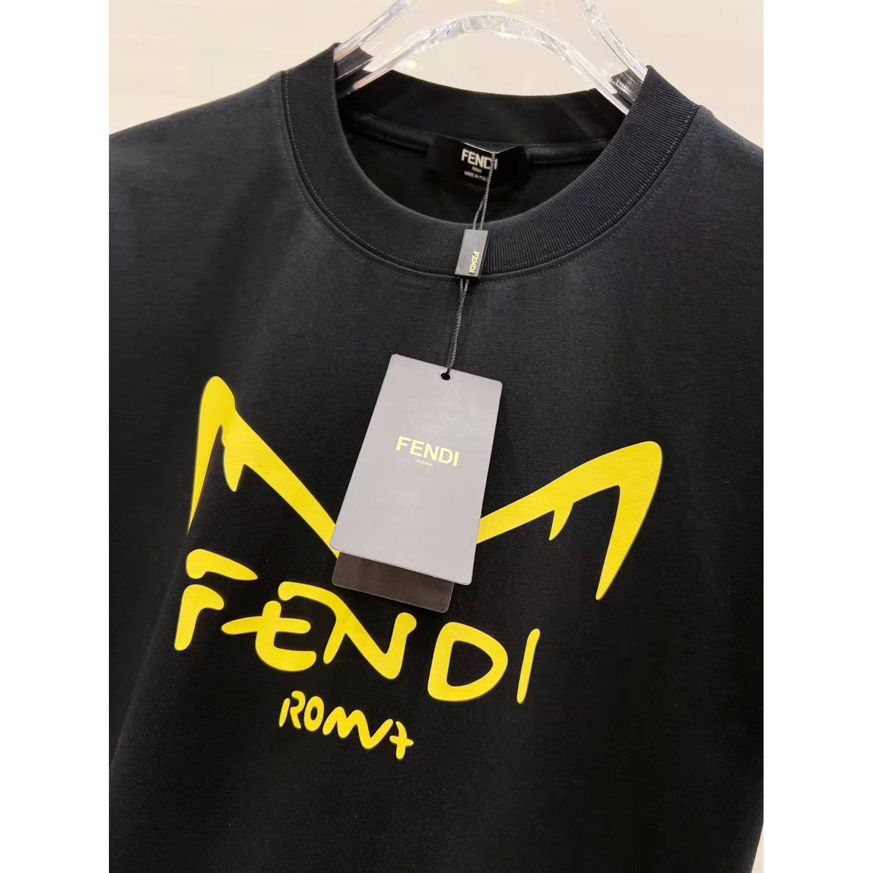 <p>FENDI 短袖圆领T恤(黑)</p>