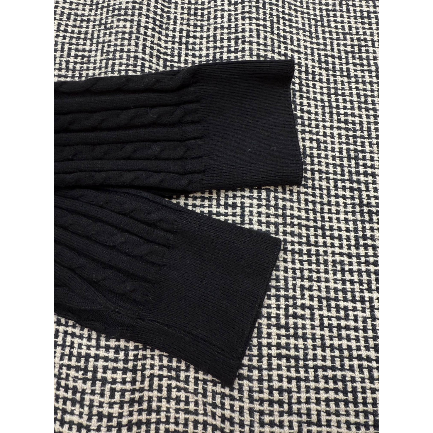<p>Thom Browne 女款刺绣四杠针织开衫(黑)</p>