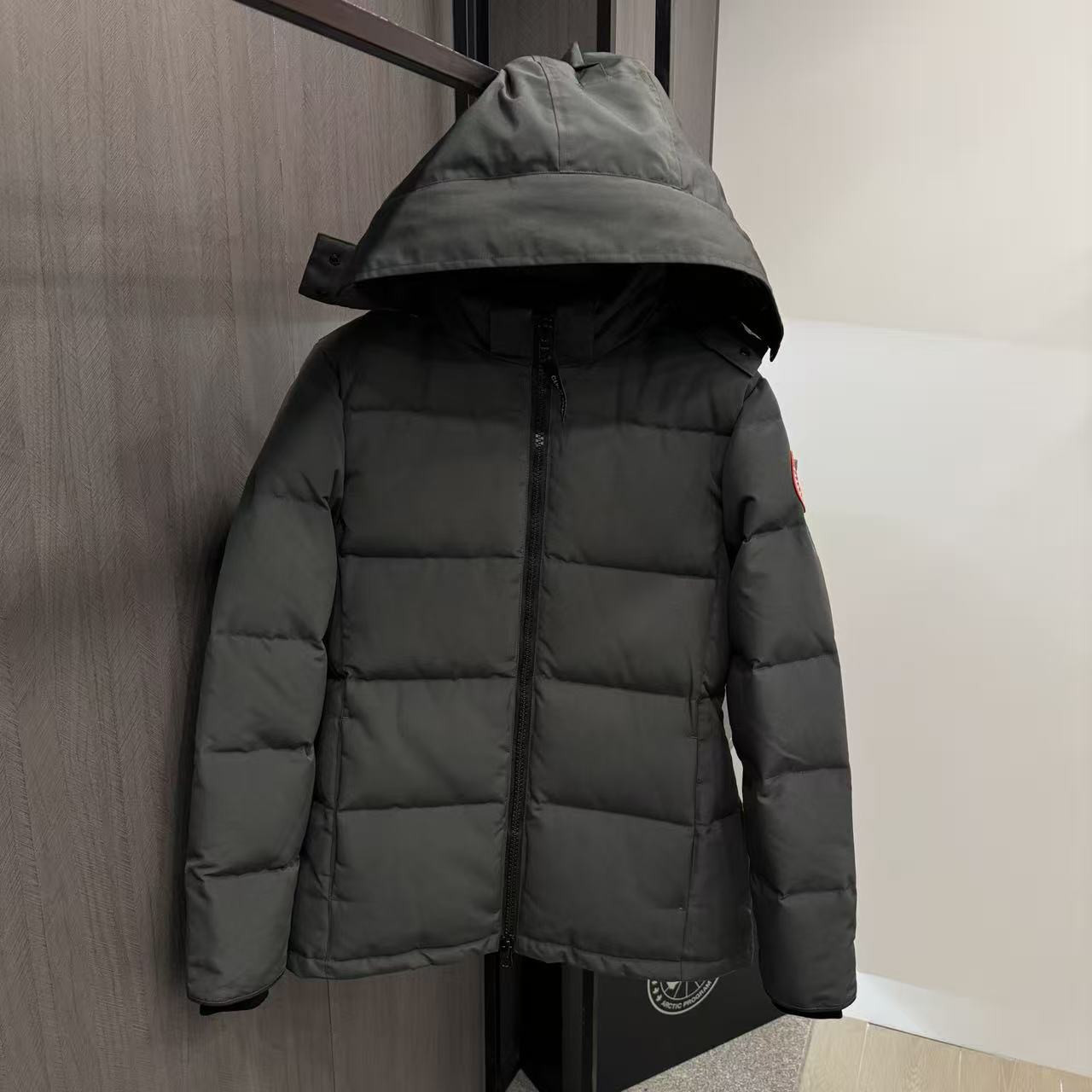 <p>Canada Goose Chelse*派克大衣羽绒服(灰色紅標)</p>