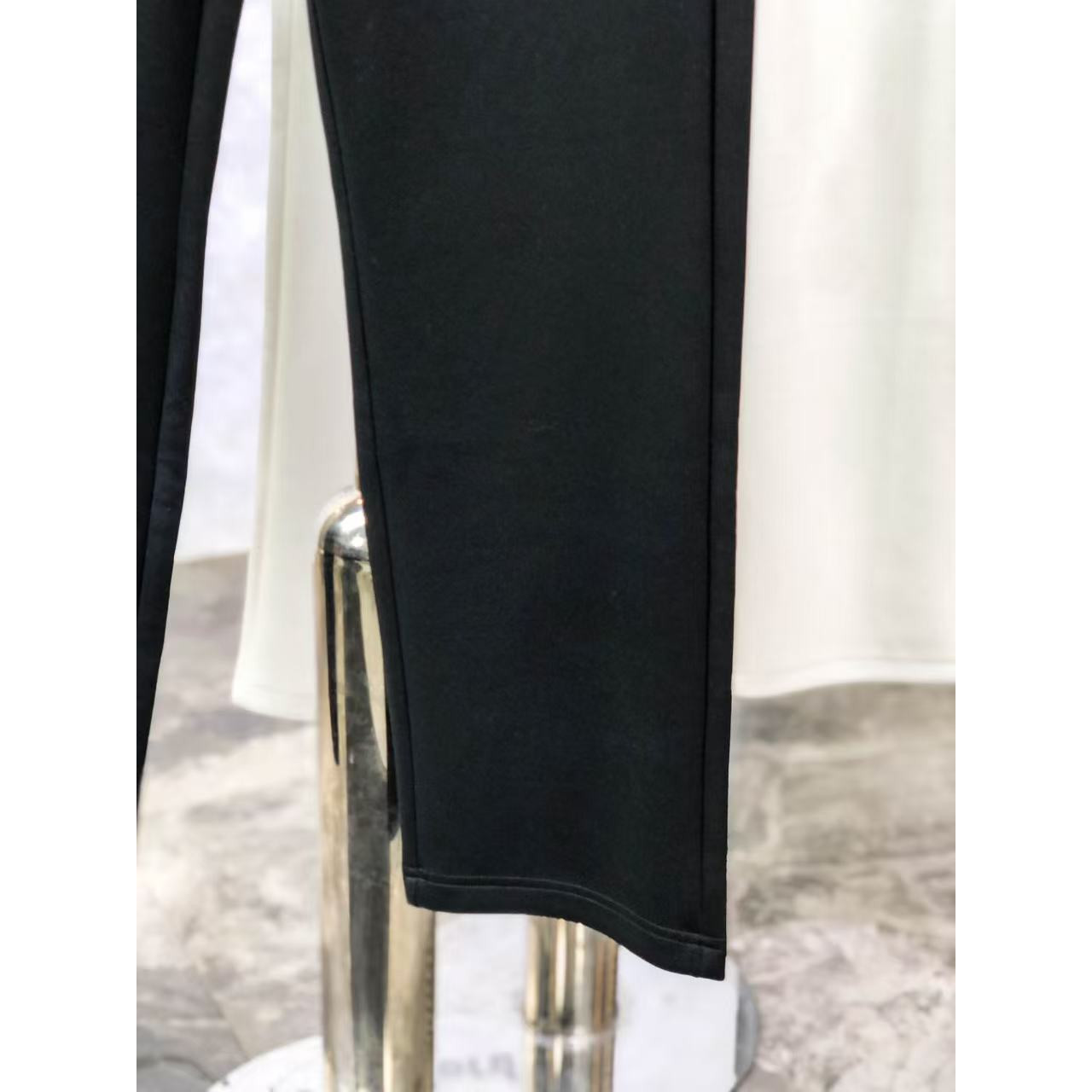 <p>Versace&nbsp;高品质时尚休闲裤(782939)</p>