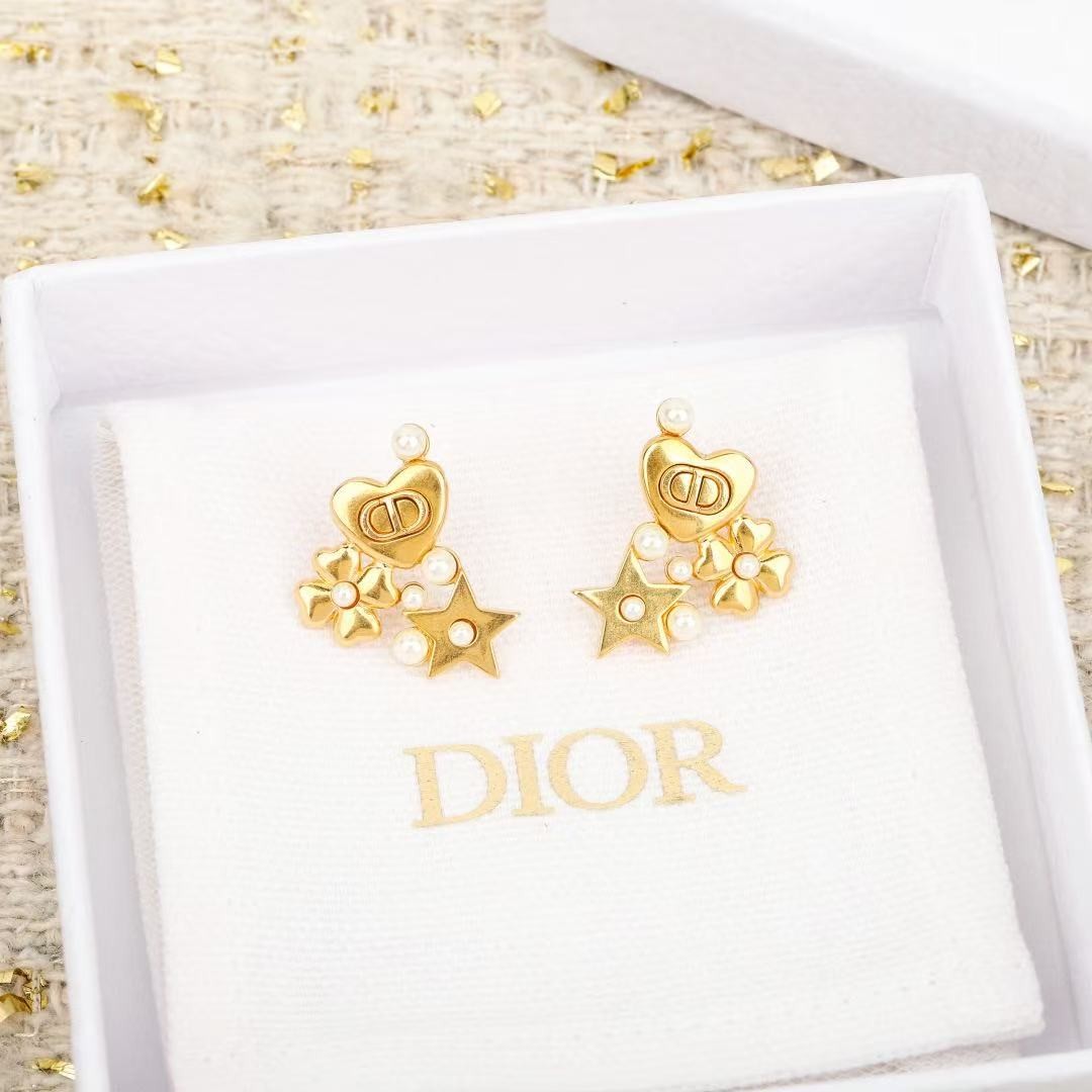 <p>DIOR&nbsp;珍珠星星四叶草爱心CD耳钉</p>