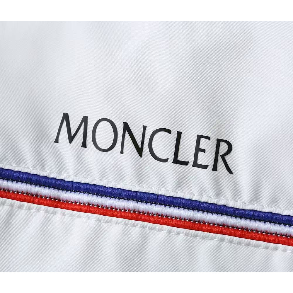 <p>MONCLER&nbsp;男士夹克外套(800857)</p>