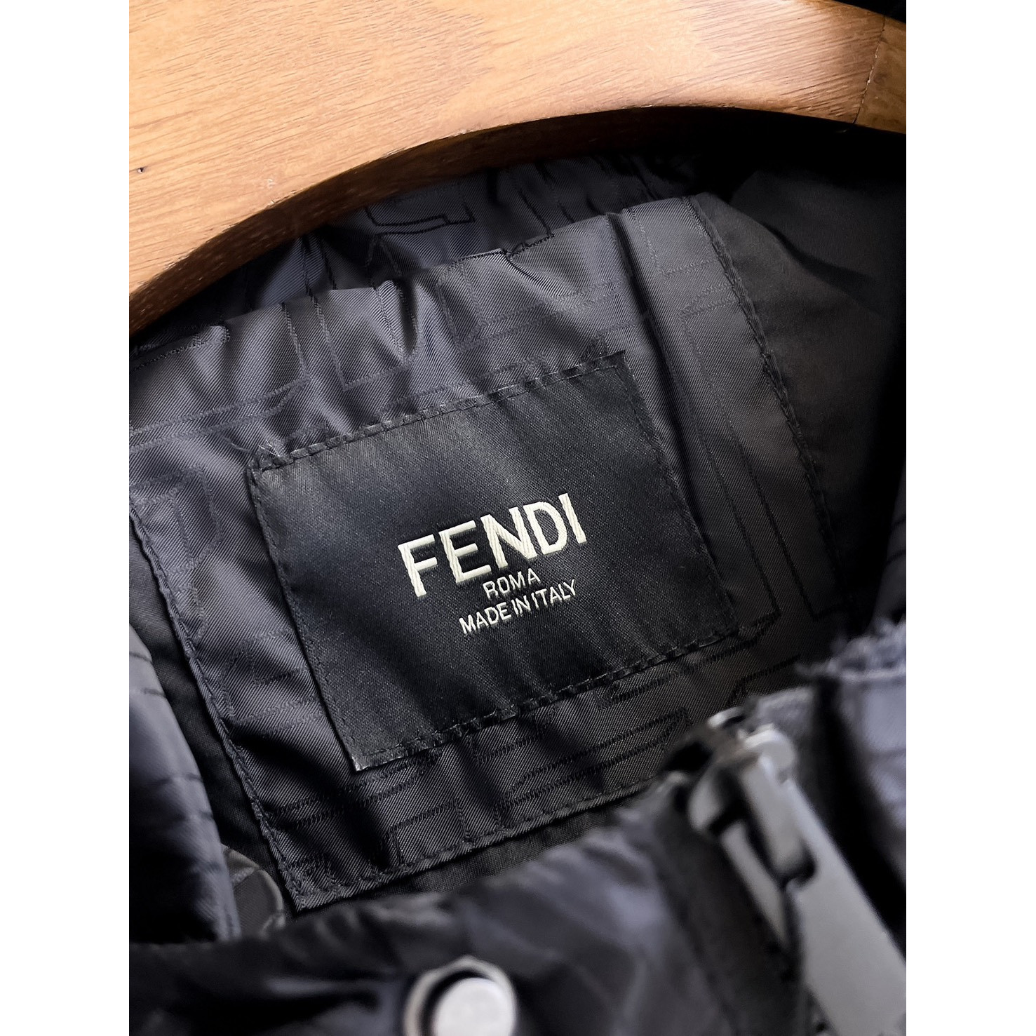 <p>FENDI&nbsp;男士夹克外套(黑)</p>