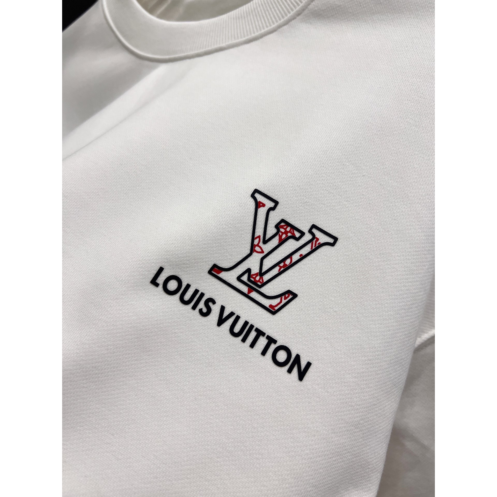 <p>LV 圆领长袖卫衣(白)</p>