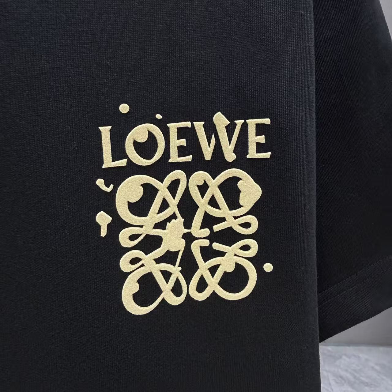 <p>Loewe 短袖T恤(黑)</p>