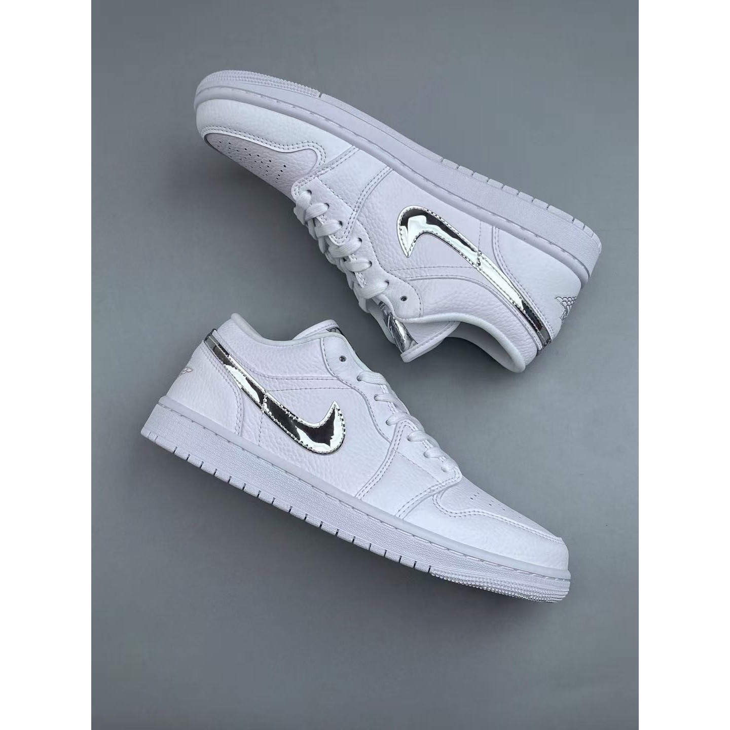 <p>Nike WMNS AIR 乔1 复古文化篮球鞋(白色银勾)</p>