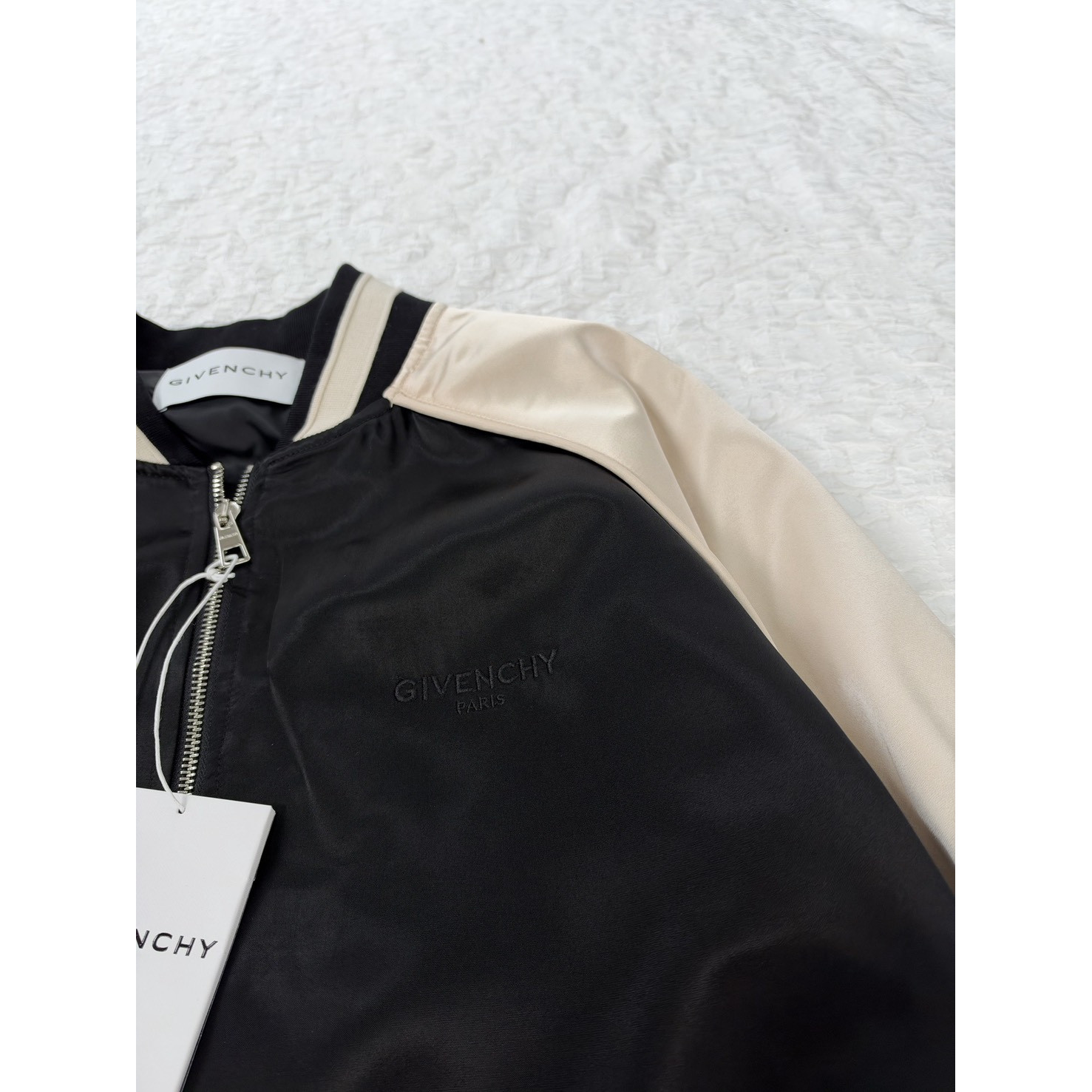 <p>Givenchy 拼色缎面绣珠棒球夹克外套</p>