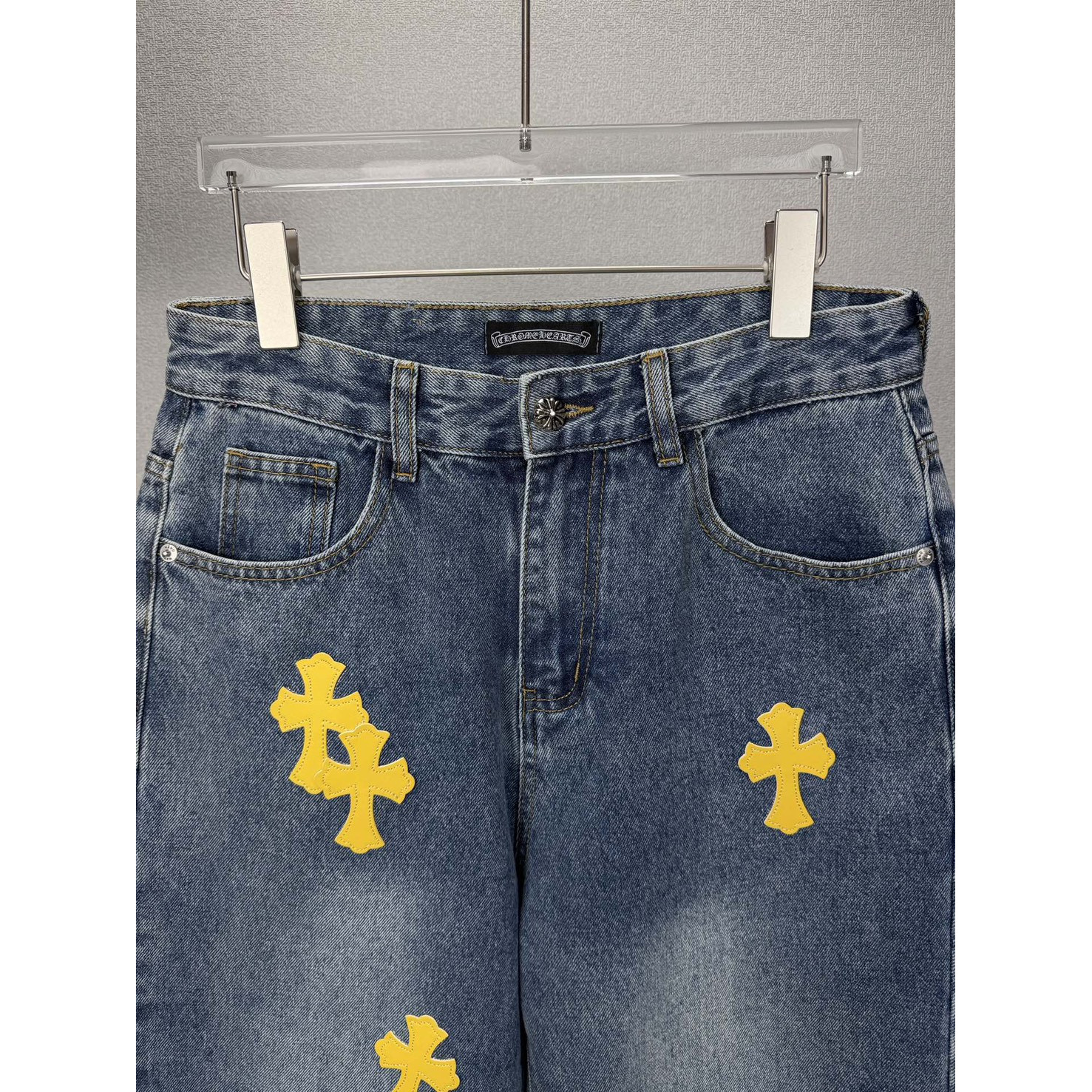 <p>CHROME HEARTS 黄色十字架拼皮情侣款水洗宽松牛仔裤</p>