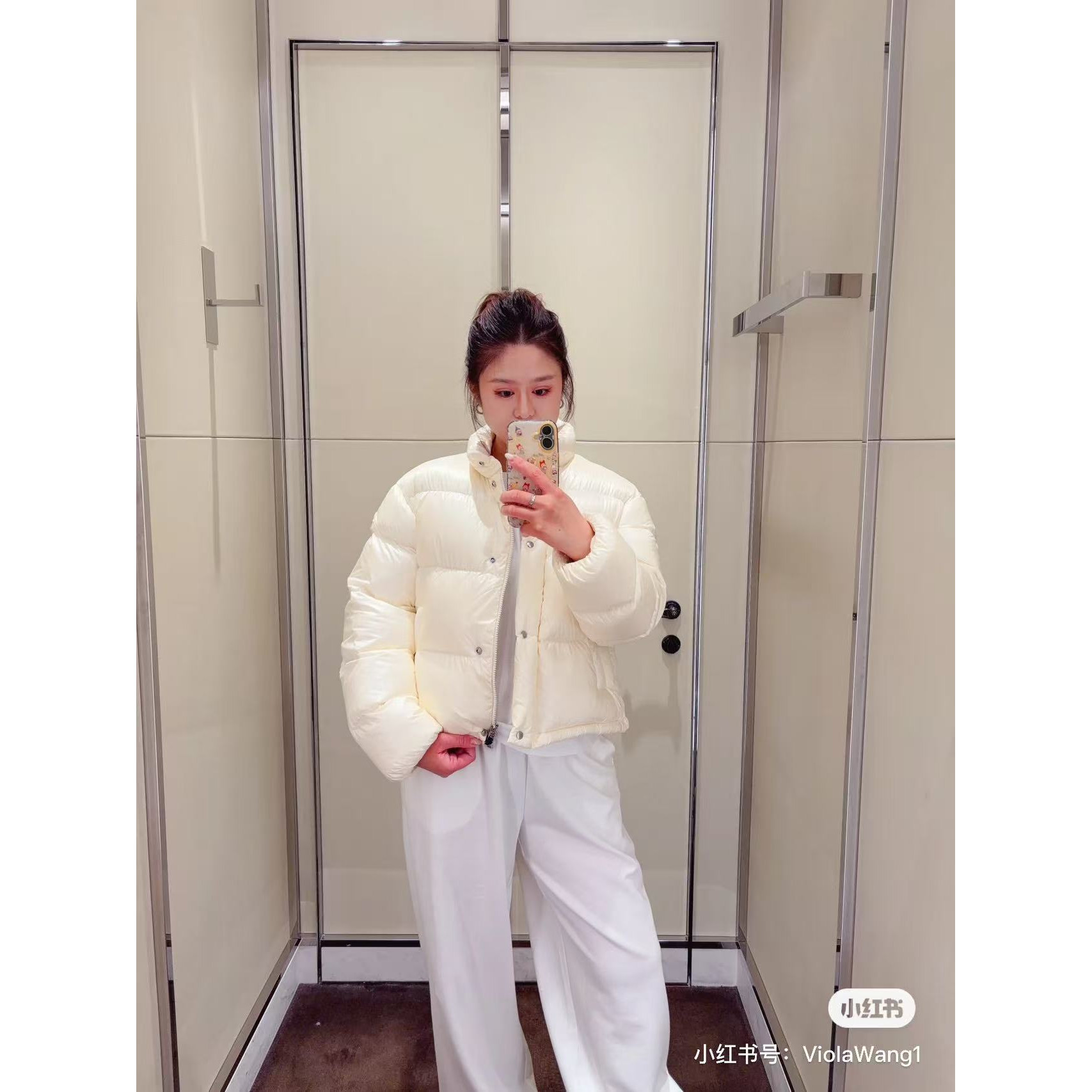 <p>Moncler Tepice女款短款小面包羽绒服(白色)</p>