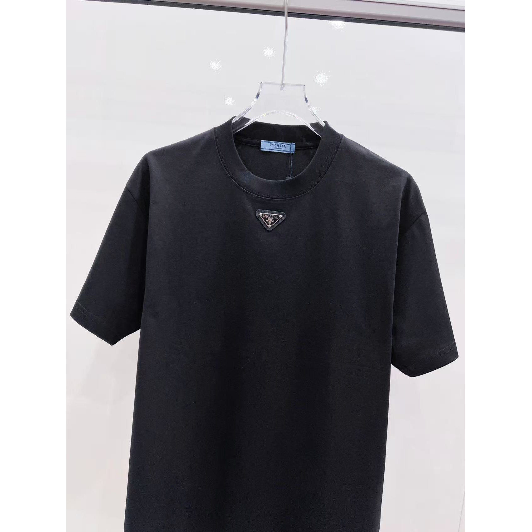<p>Prada 经典三角标短袖(黑)</p>
