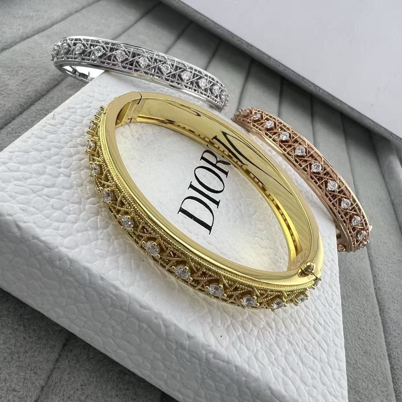 <p>Dior 扭绳菱形网格主钻手镯<br />
&nbsp;</p>