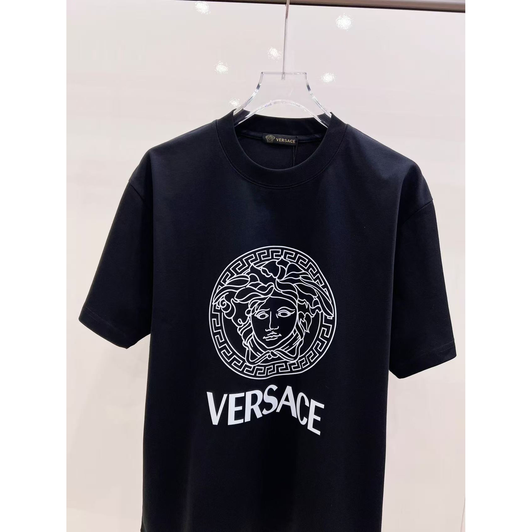 <p>Versace&nbsp;美杜莎logo字母印花经典短袖t恤(黑)&nbsp;</p>