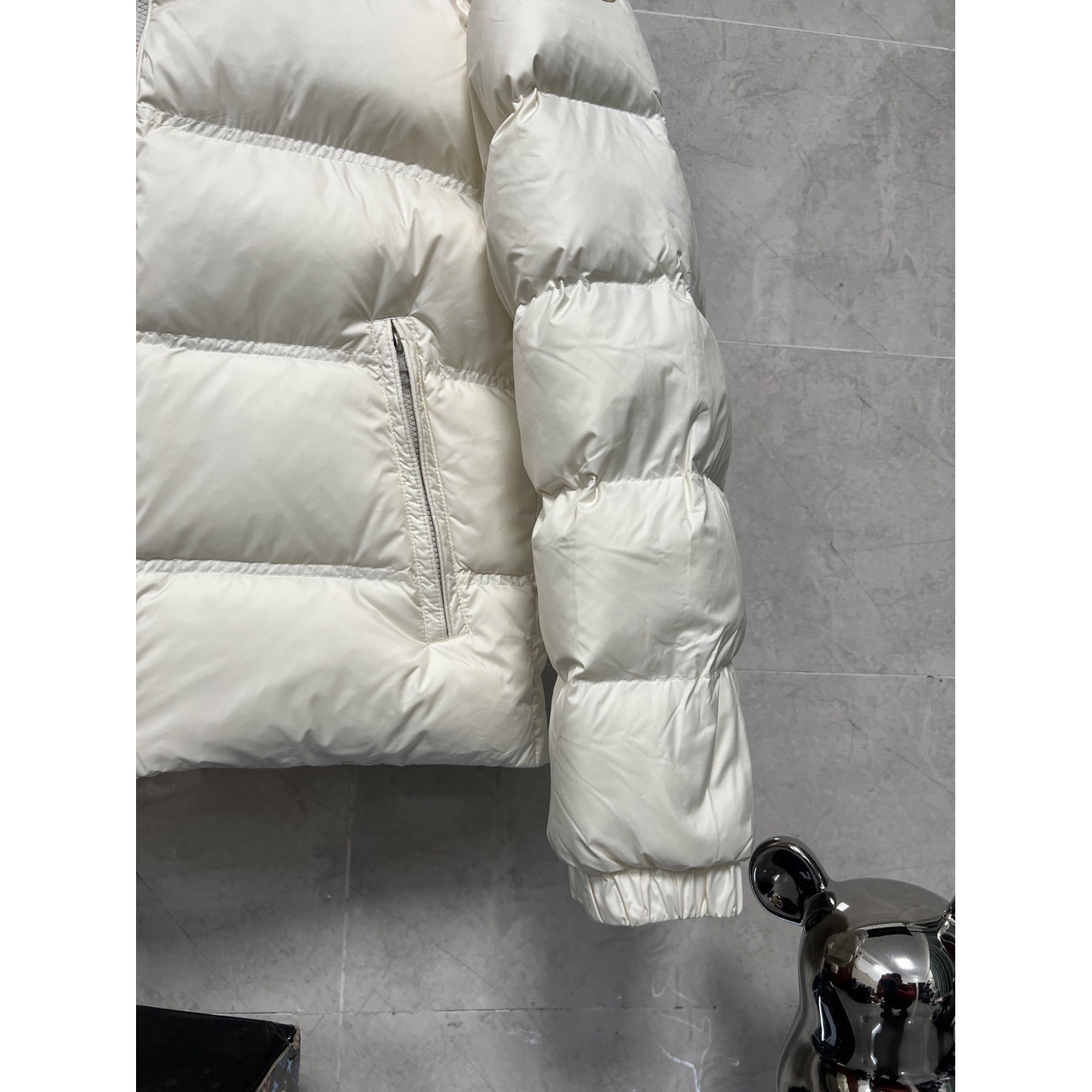 <p>Moncler&nbsp;短款拉链立领长袖夹克(白)</p>