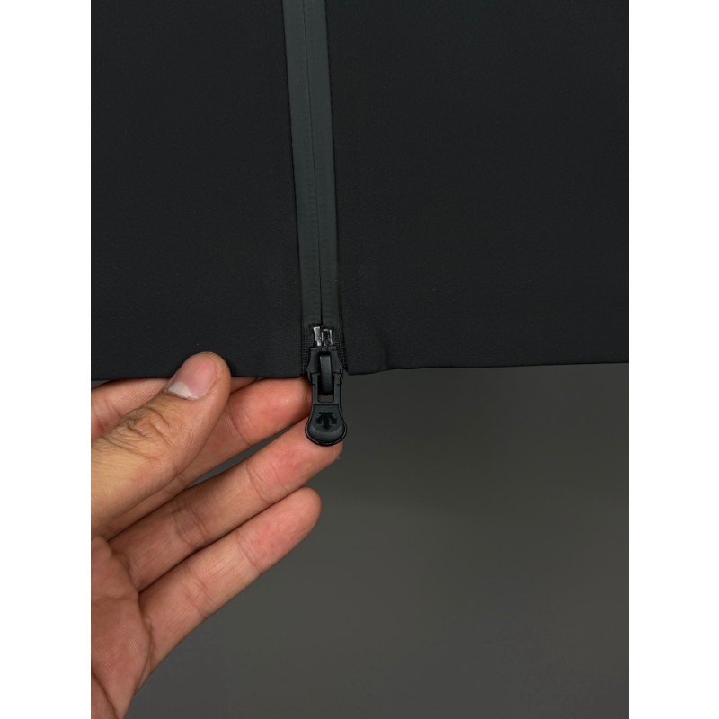 <p>DESCENTE 高爾夫系列防風防潑水夾克外套(黑)</p>