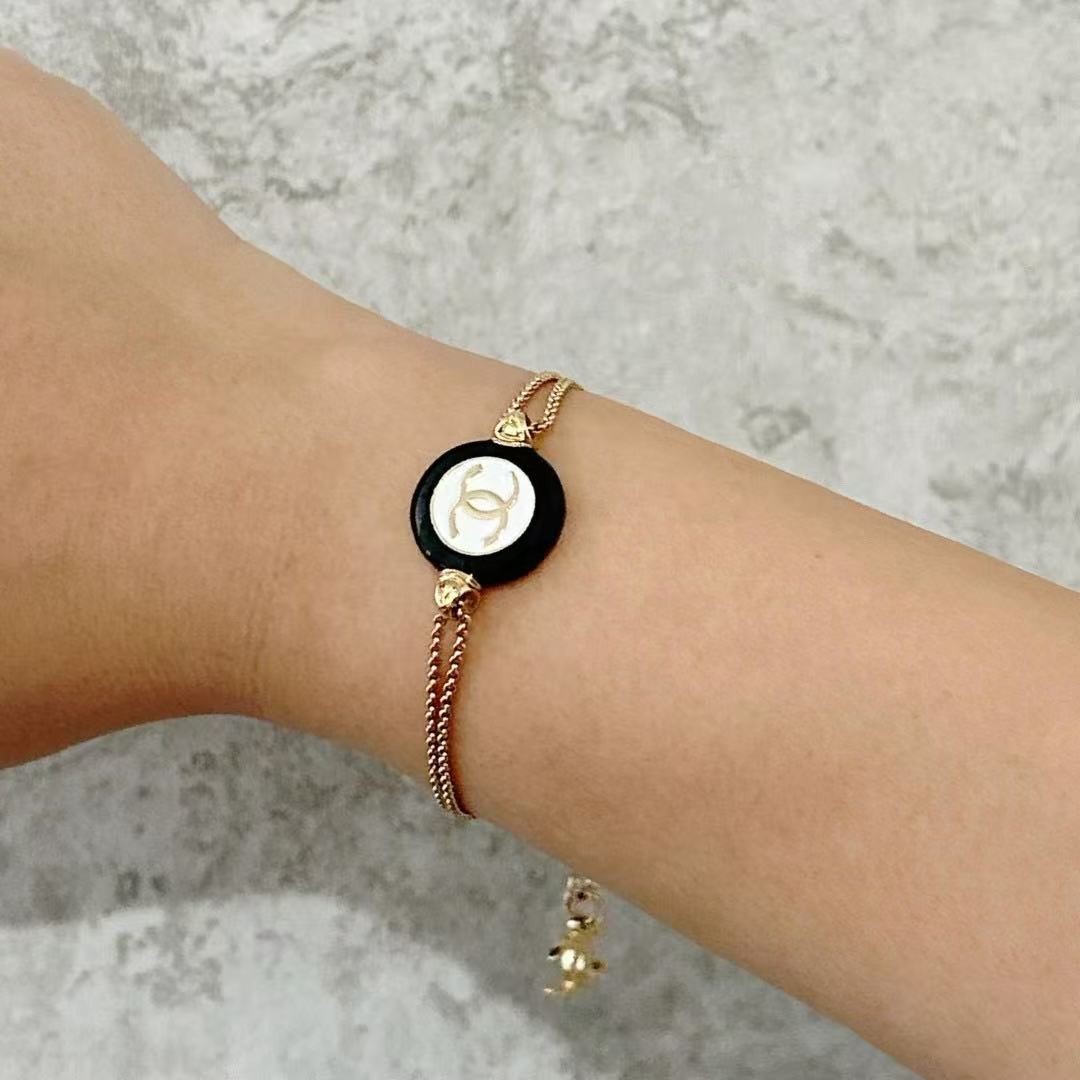 <p>CHANEL&nbsp;白纽扣圆形珐琅双c手链</p>