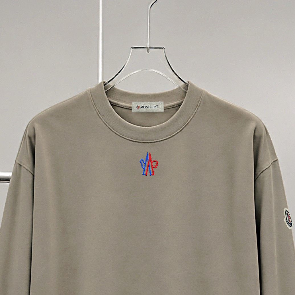 <p>MONCLER logo图案绣花长袖(咖啡)</p>