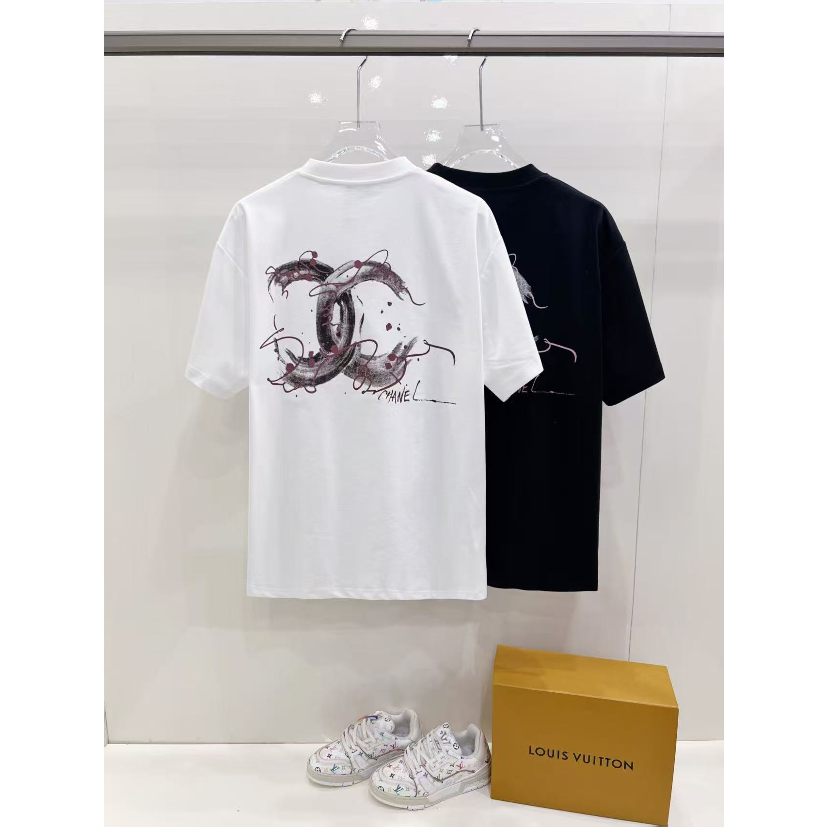 <p>CHANEL 短袖圆领T恤(黑)</p>