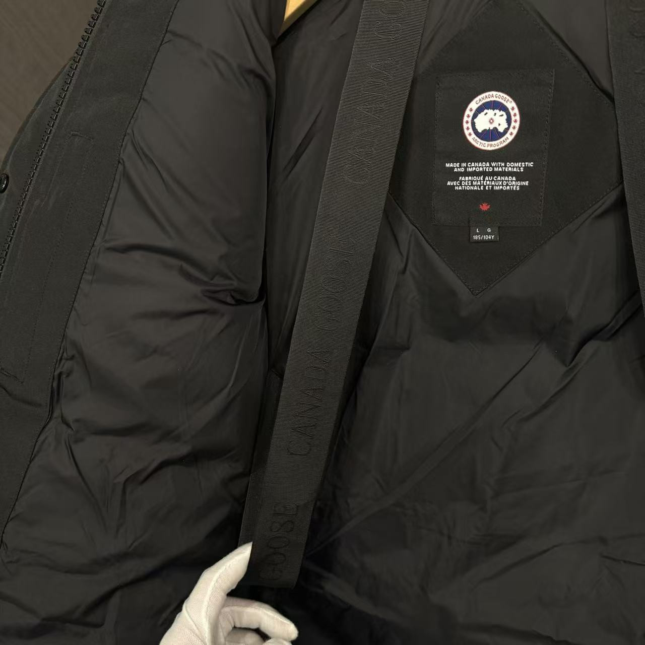 <p>Canada Goose Shelburn*派克大衣羽绒服(黑色紅標)</p>