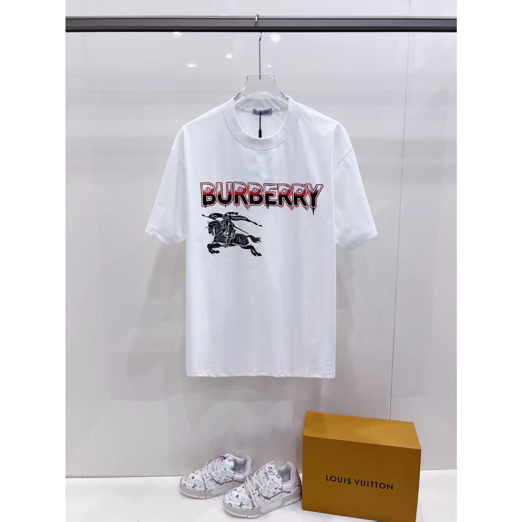 <p>BURBERRY&nbsp;短袖圆领T恤(白)</p>