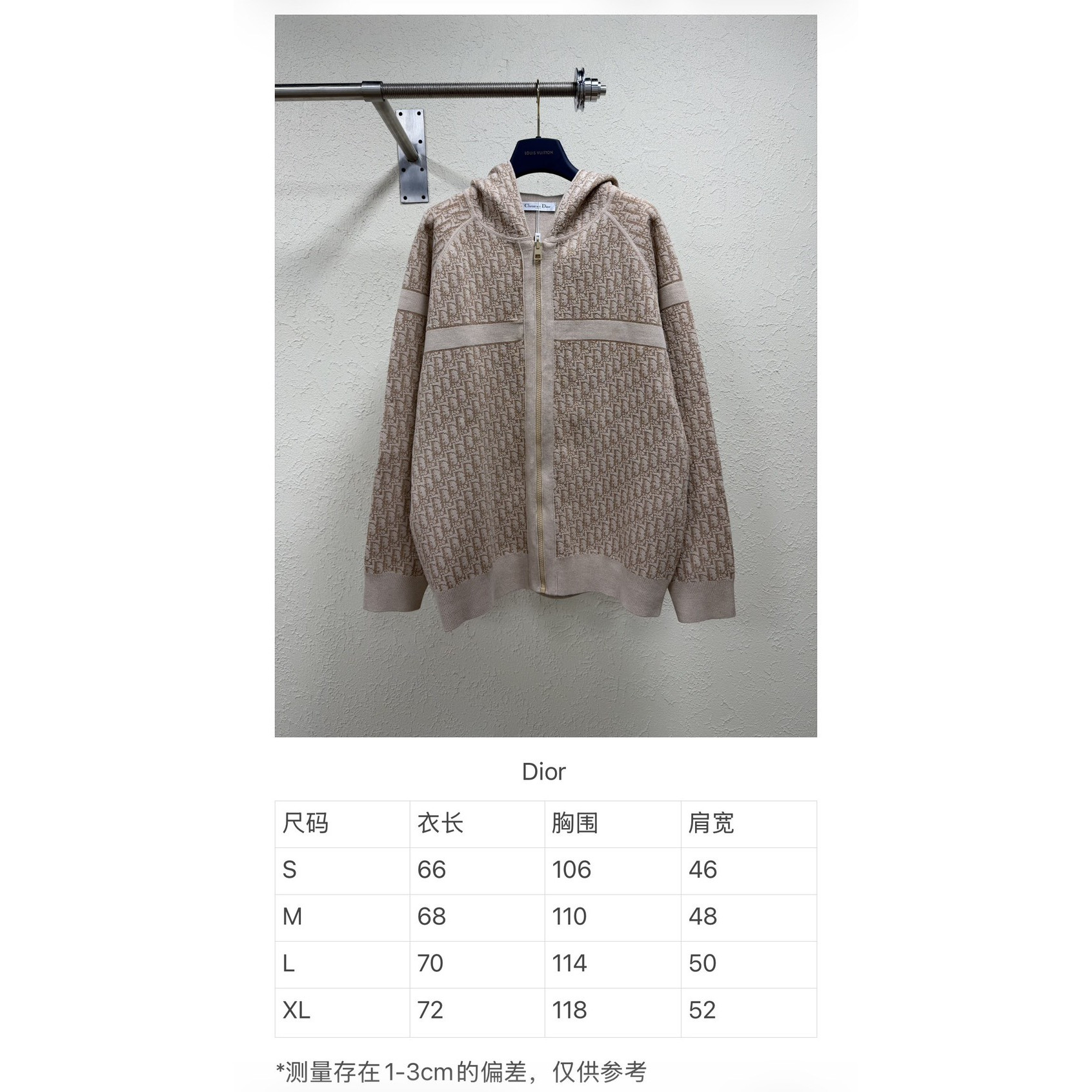<p>DIOR&nbsp;双面金线连帽拉链开衫</p>
