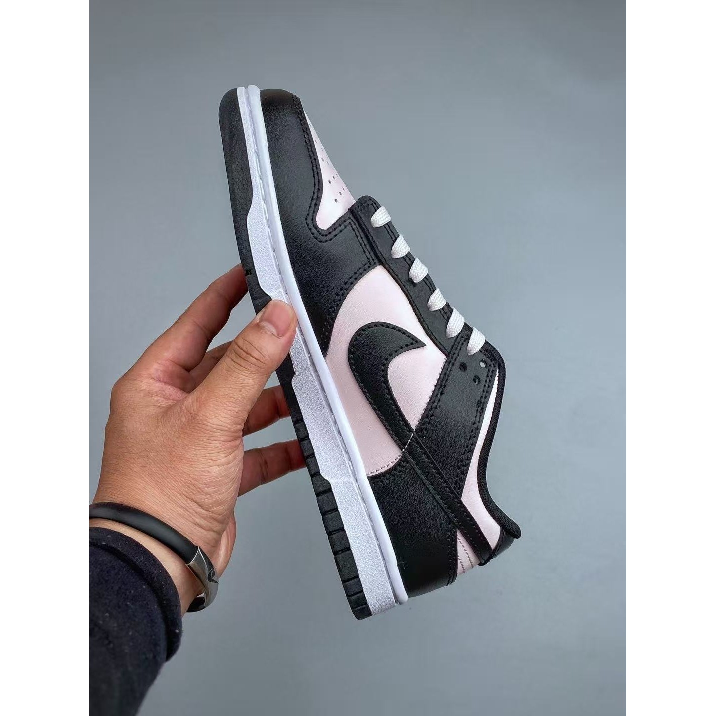 <p>Nike &nbsp;Dunk Low 黑+粉 低帮休闲板鞋&nbsp;</p>
