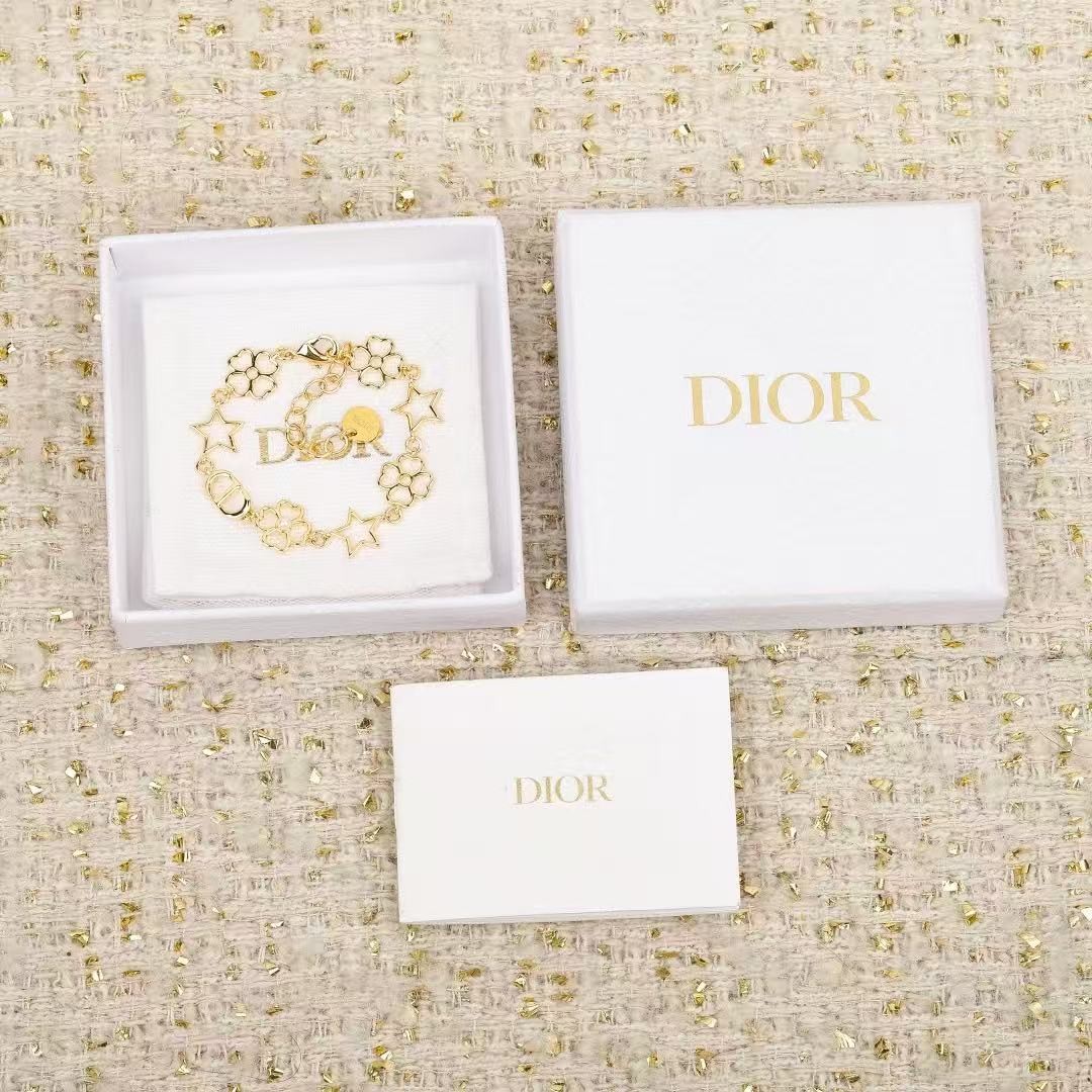 <p>DIOR&nbsp;镂空多星草手链</p>