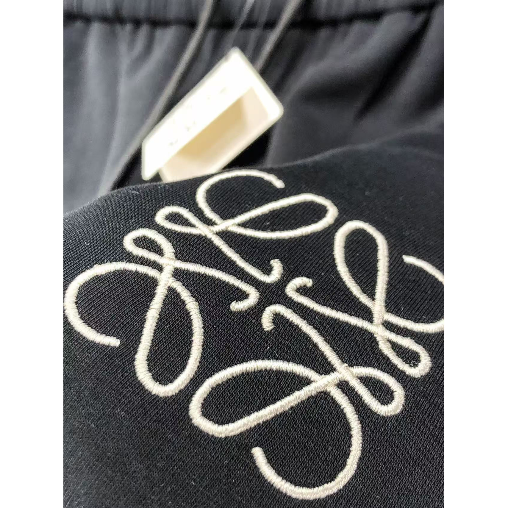 <p>LOEWE&nbsp;高品质时尚休闲裤(782954)</p>