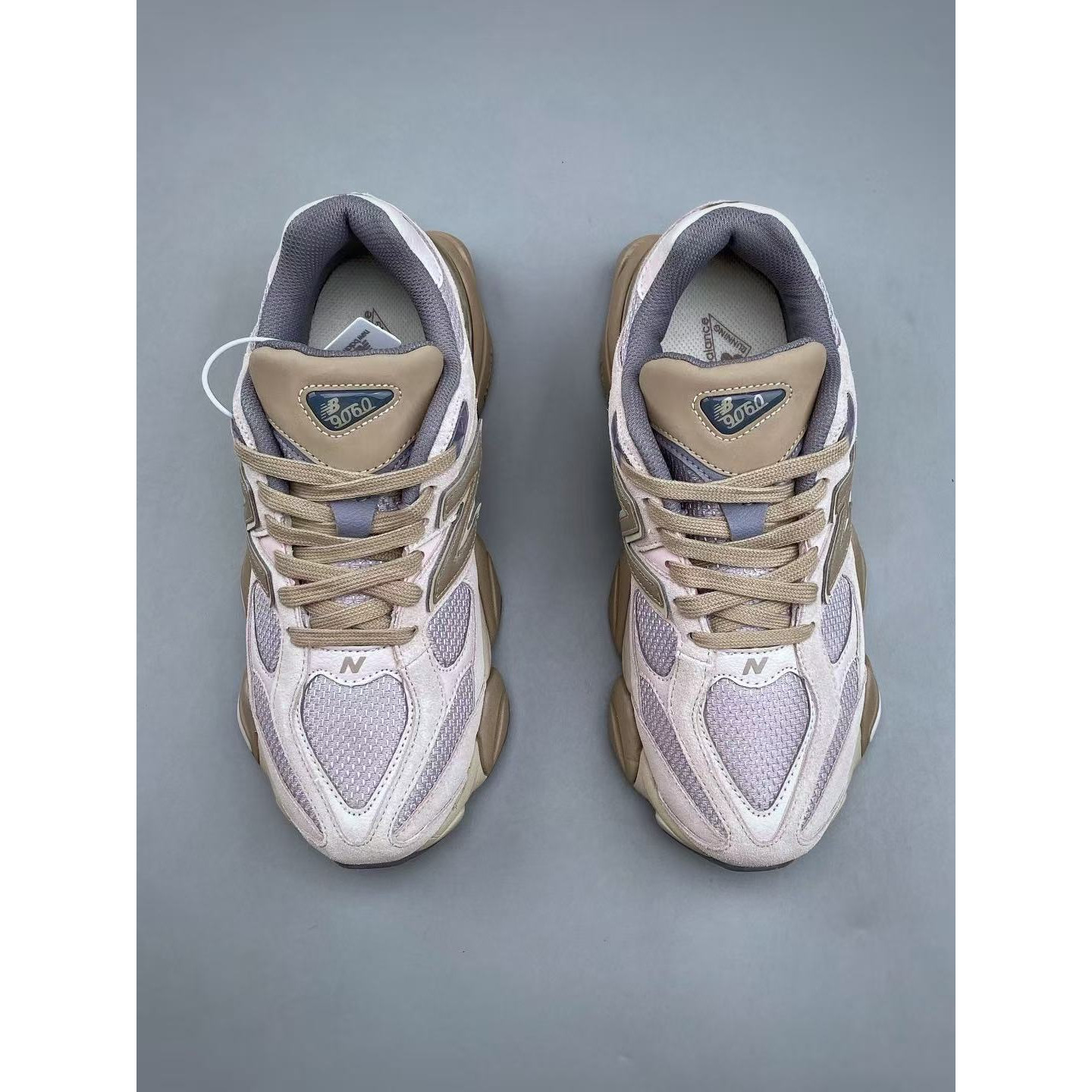 <p>New Balance NB9060 复古运动鞋&nbsp;</p>