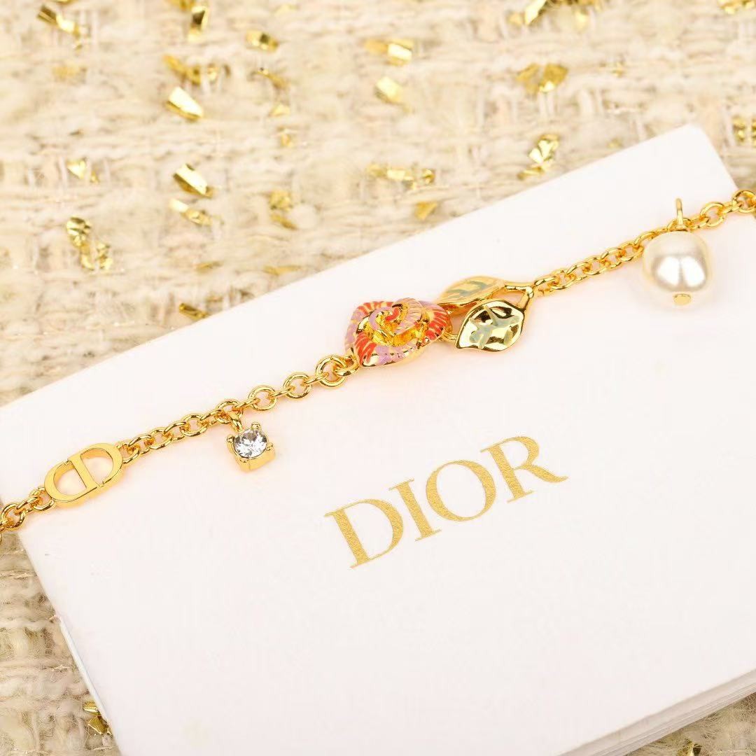 <p>DIOR&nbsp;玫瑰花手链</p>