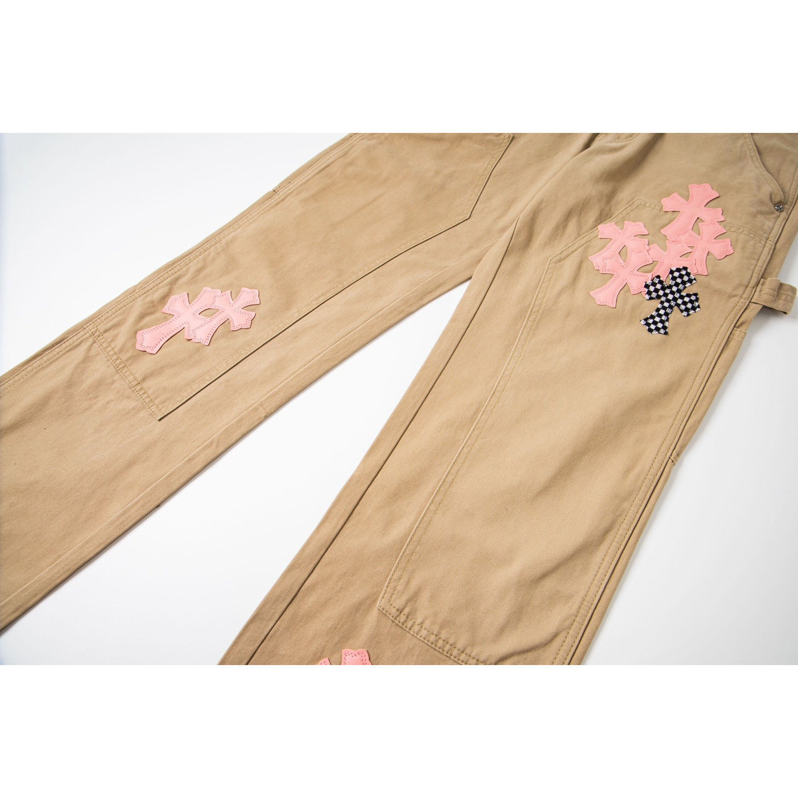 <p>CHROME HEARTS 樱花粉拼皮伐木拼接水洗牛仔裤(1758#)</p>