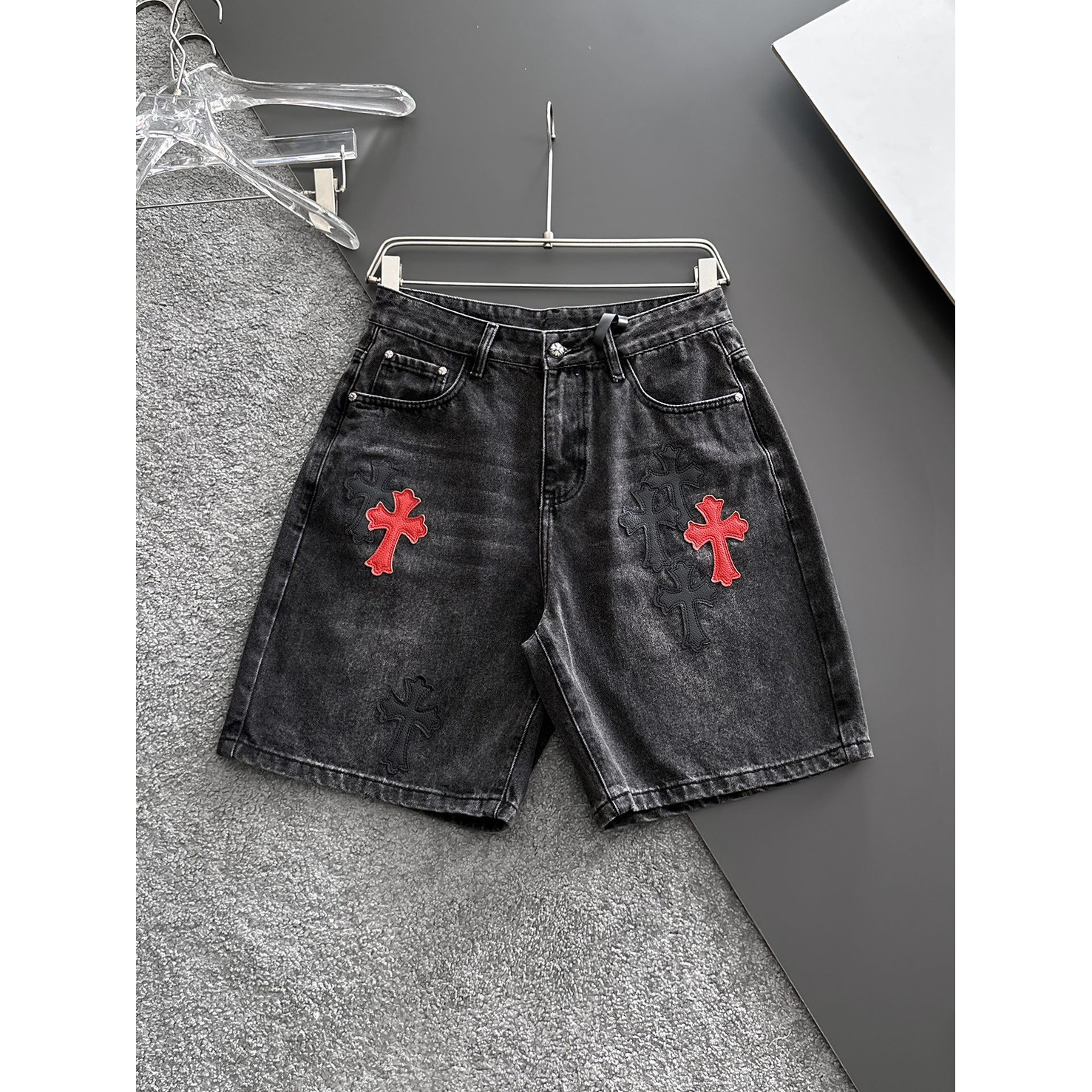 <p>CHROME HEARTS 牛仔短裤(黑)</p>