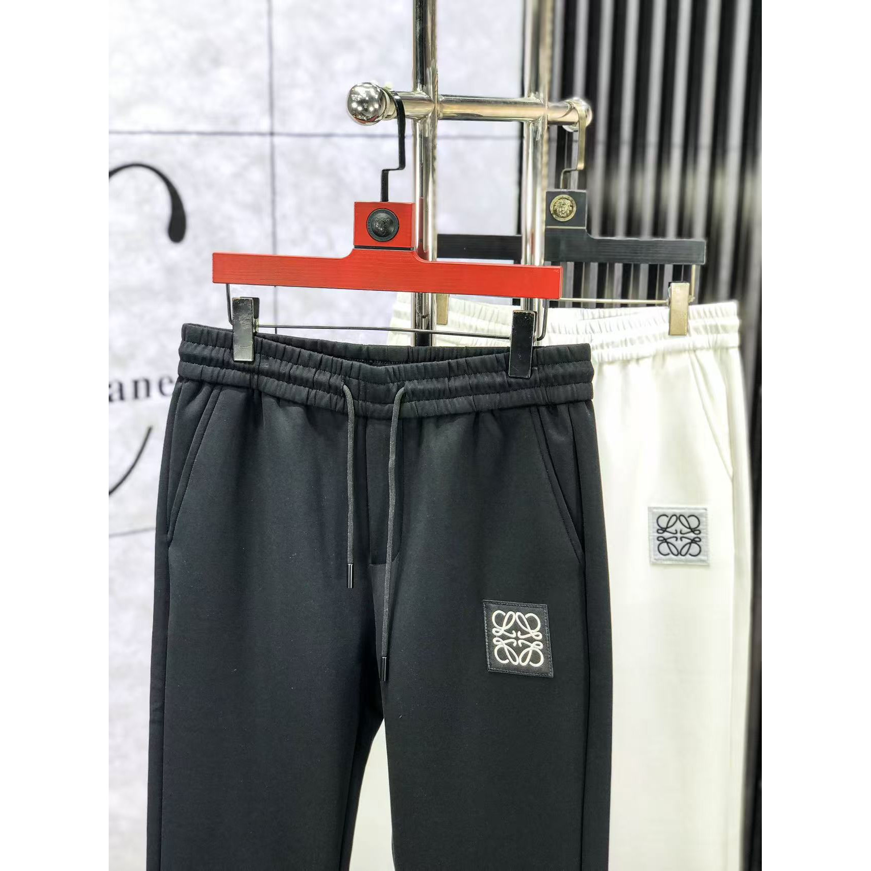 <p>LOEWE&nbsp;高品质时尚休闲裤(782974)</p>