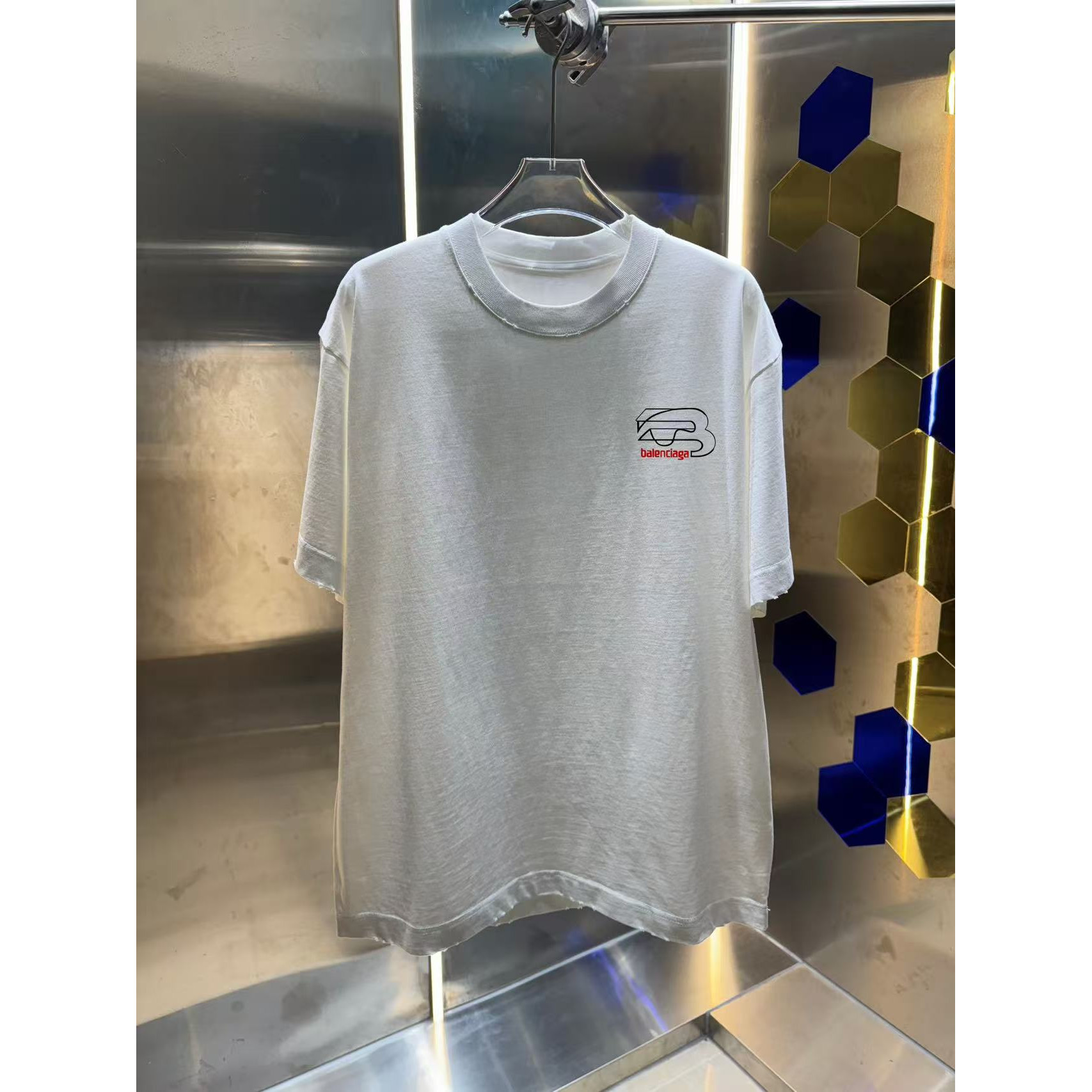 <p>Balenciaga 洗水磨破短袖T恤(洗水白)</p>