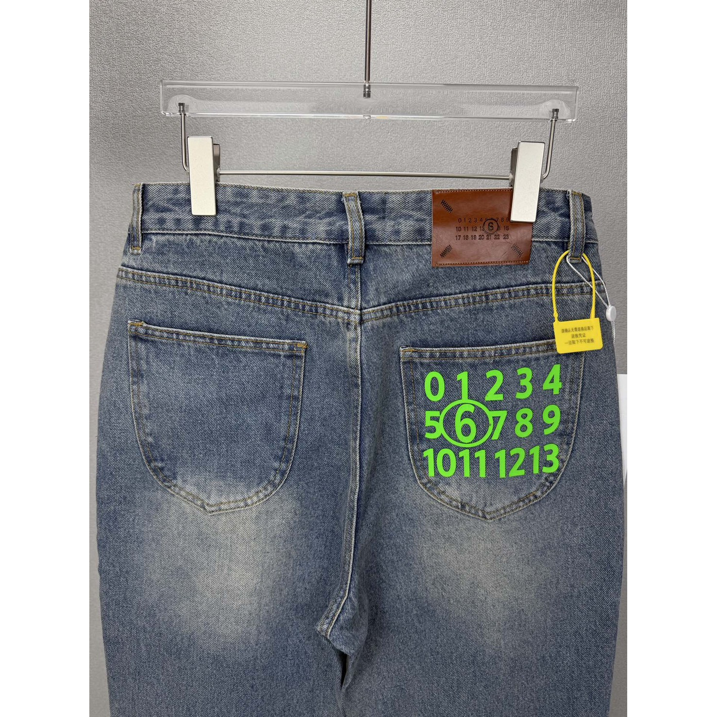 <p>Maison Margiela 口袋绿色数字🔢印花情侣款水洗宽松牛仔裤 (藍)</p>
