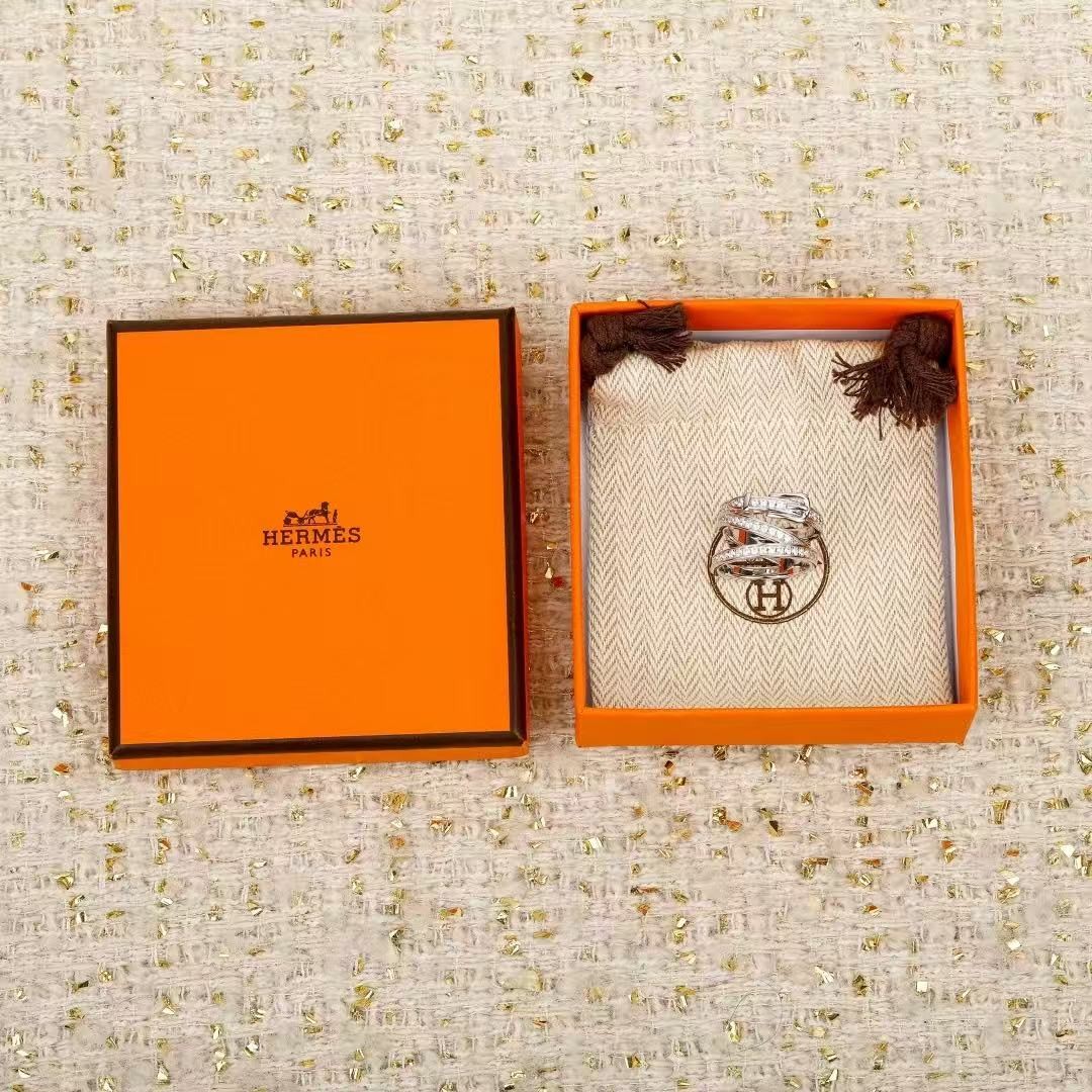 <p>HERMES&nbsp;三圈戒指</p>