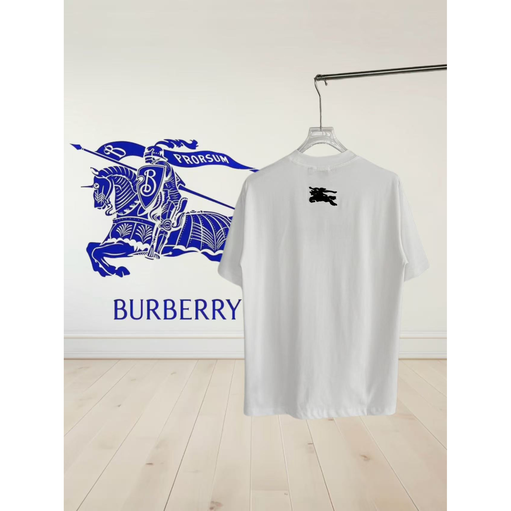 <p>Burberry&nbsp;短袖T恤(白)</p>