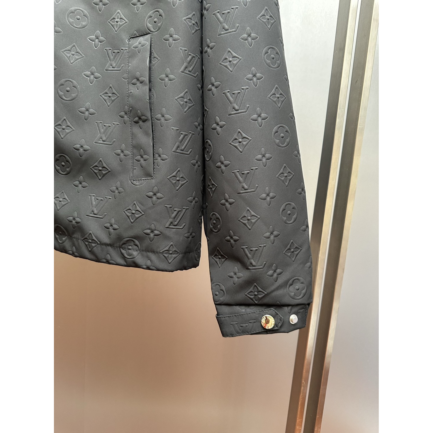 <p>Louis Vuitton 暗纹Monogram连帽防风夹克</p>