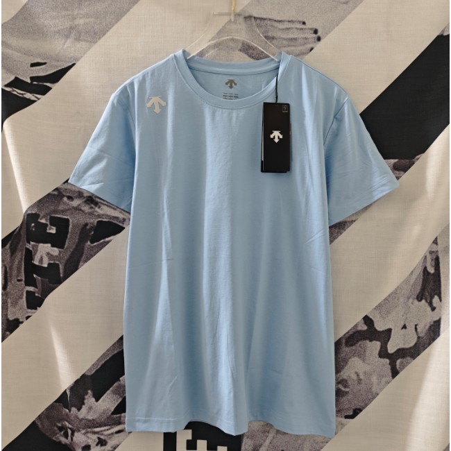 <p>DESCENTE 反光銀LOGO速乾短袖T恤(寶寶藍)</p>