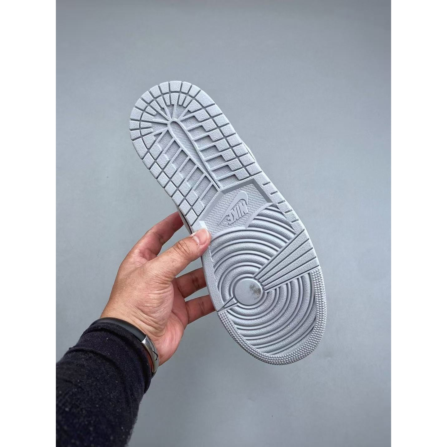 <p>Nike AIR JORDAN 1LOW G &nbsp;AJ1 文化休闲板鞋(灰)&nbsp;</p>