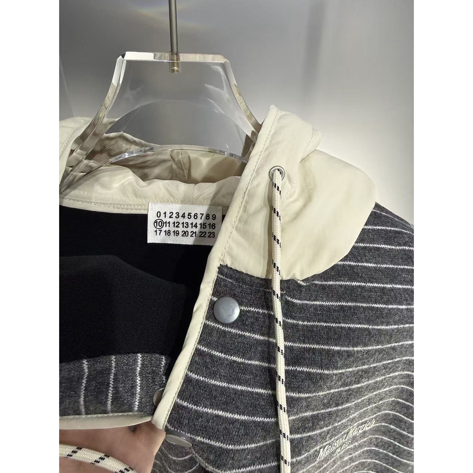 <p>Maison Margiela 撞色条纹加绒连帽卫衣(黑)</p>