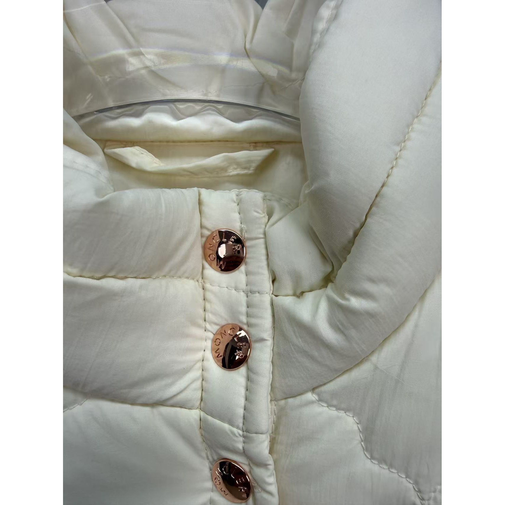 <p>Moncler 菱格纹立领休闲女士羽绒背心(白)</p>