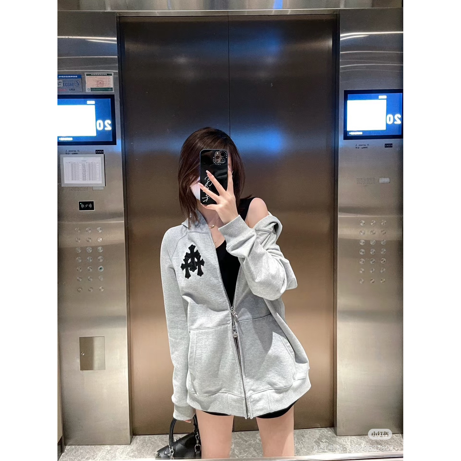 <p>CHROME HEARTS 十字架皮标拉链连帽外套(灰)</p>