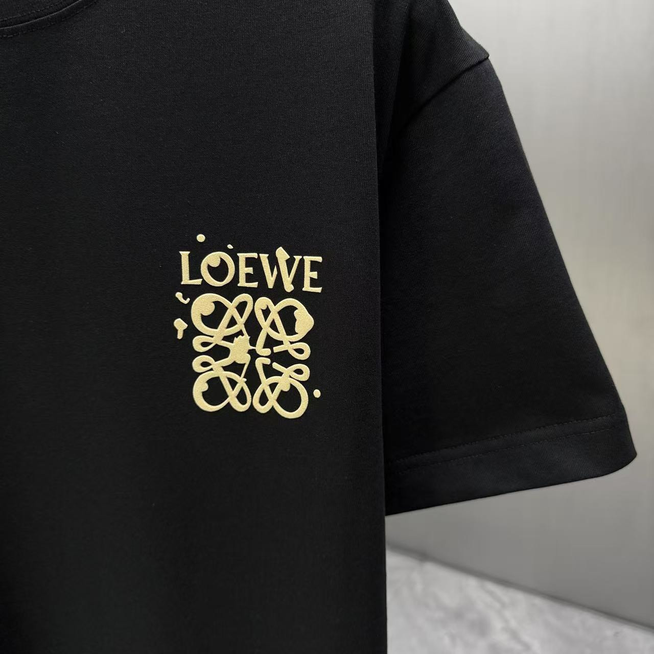 <p>Loewe 短袖T恤(黑)</p>