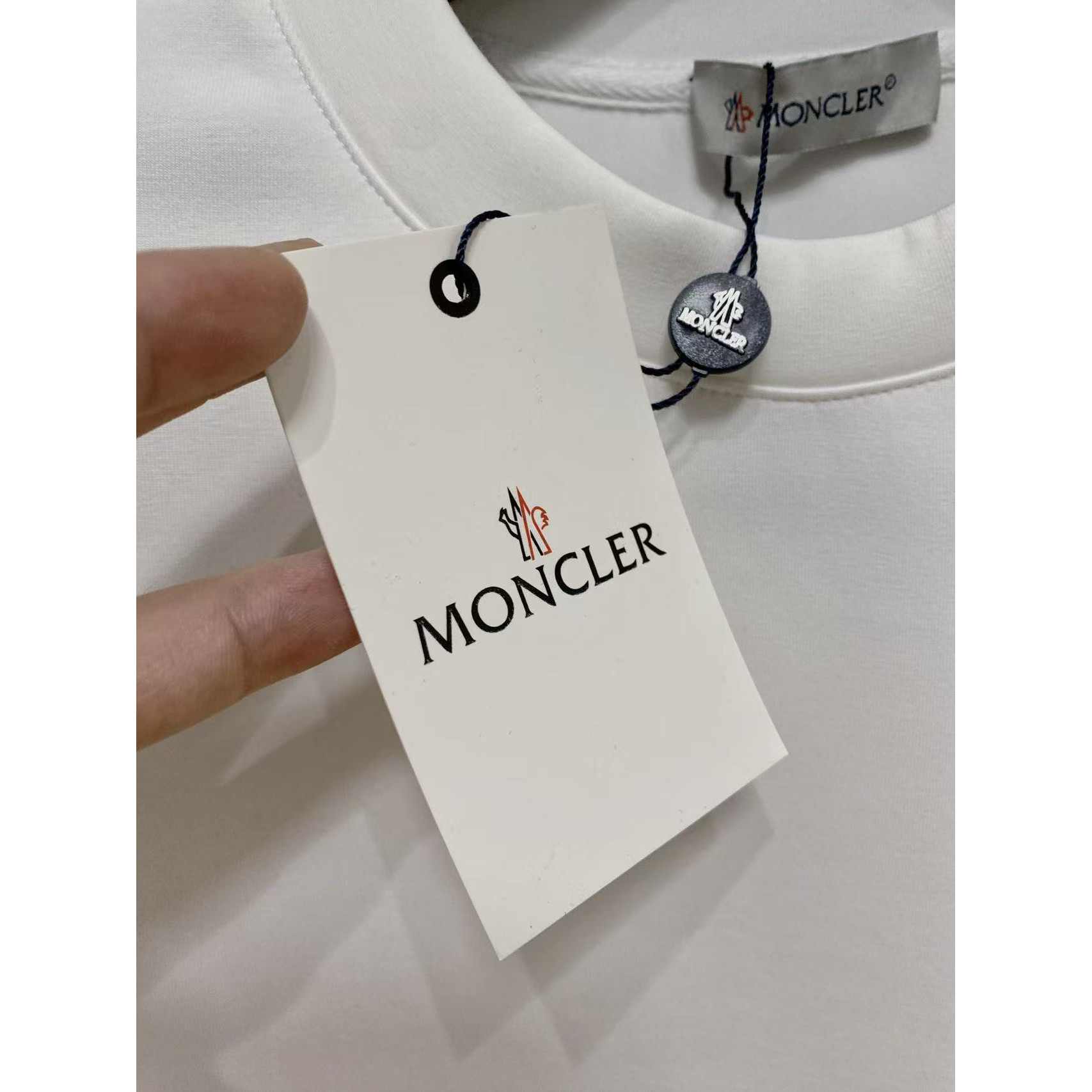 <p>MONCLER 太空棉卫衣(白)</p>