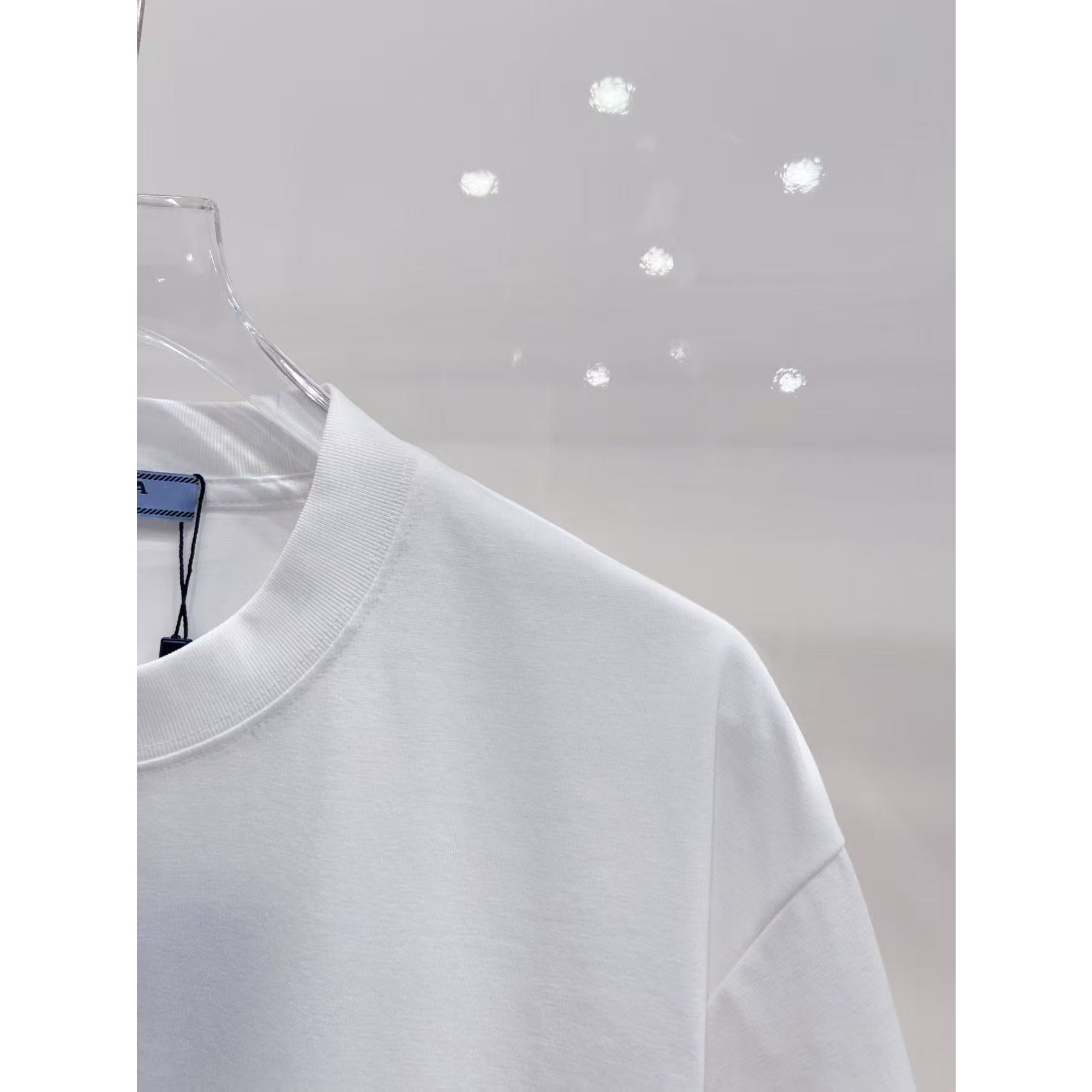 <p>PRADA&nbsp;圆领T恤(白)</p>