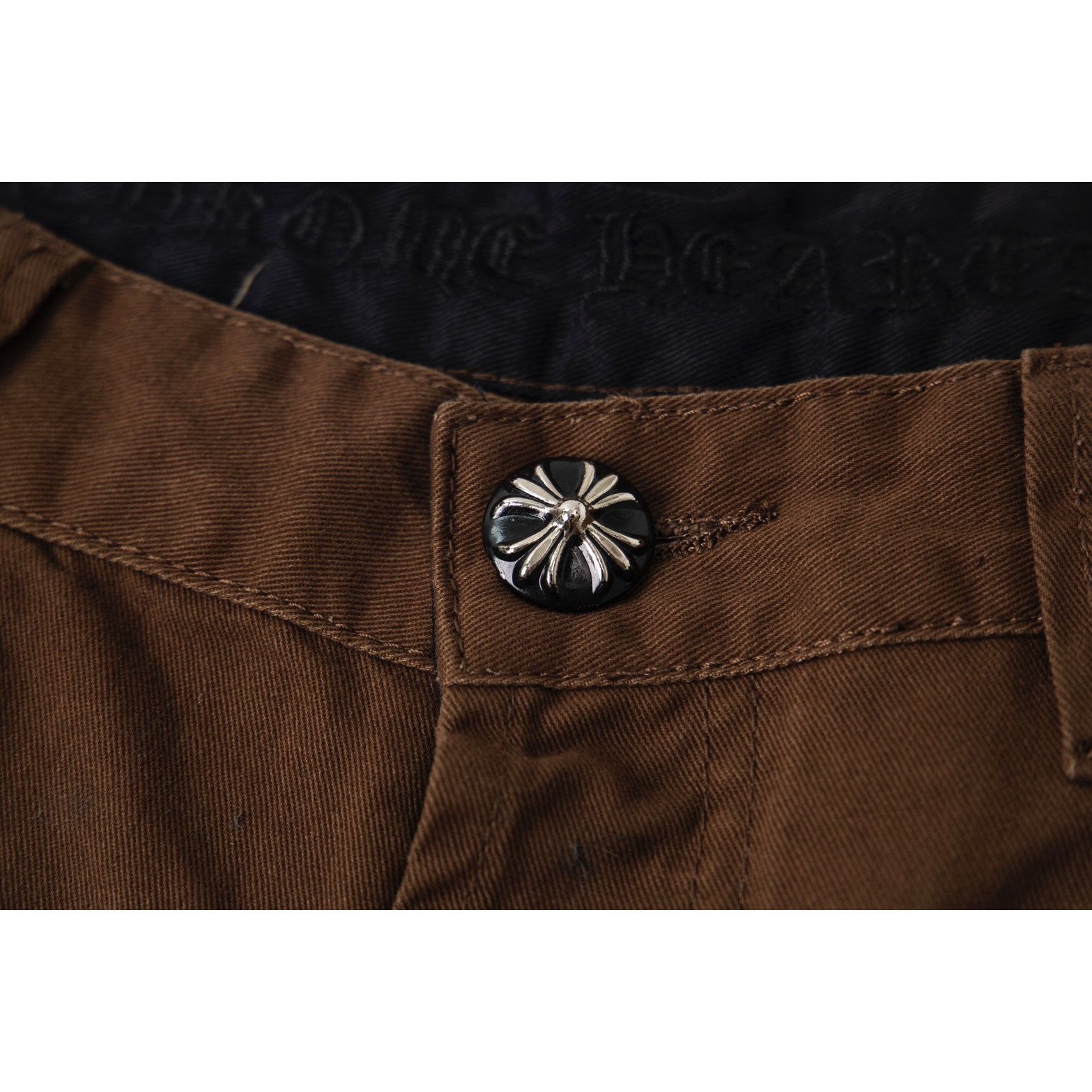 <p>CHROME HEARTS 咖色休闲十字贴皮牛仔裤(1754#)</p>