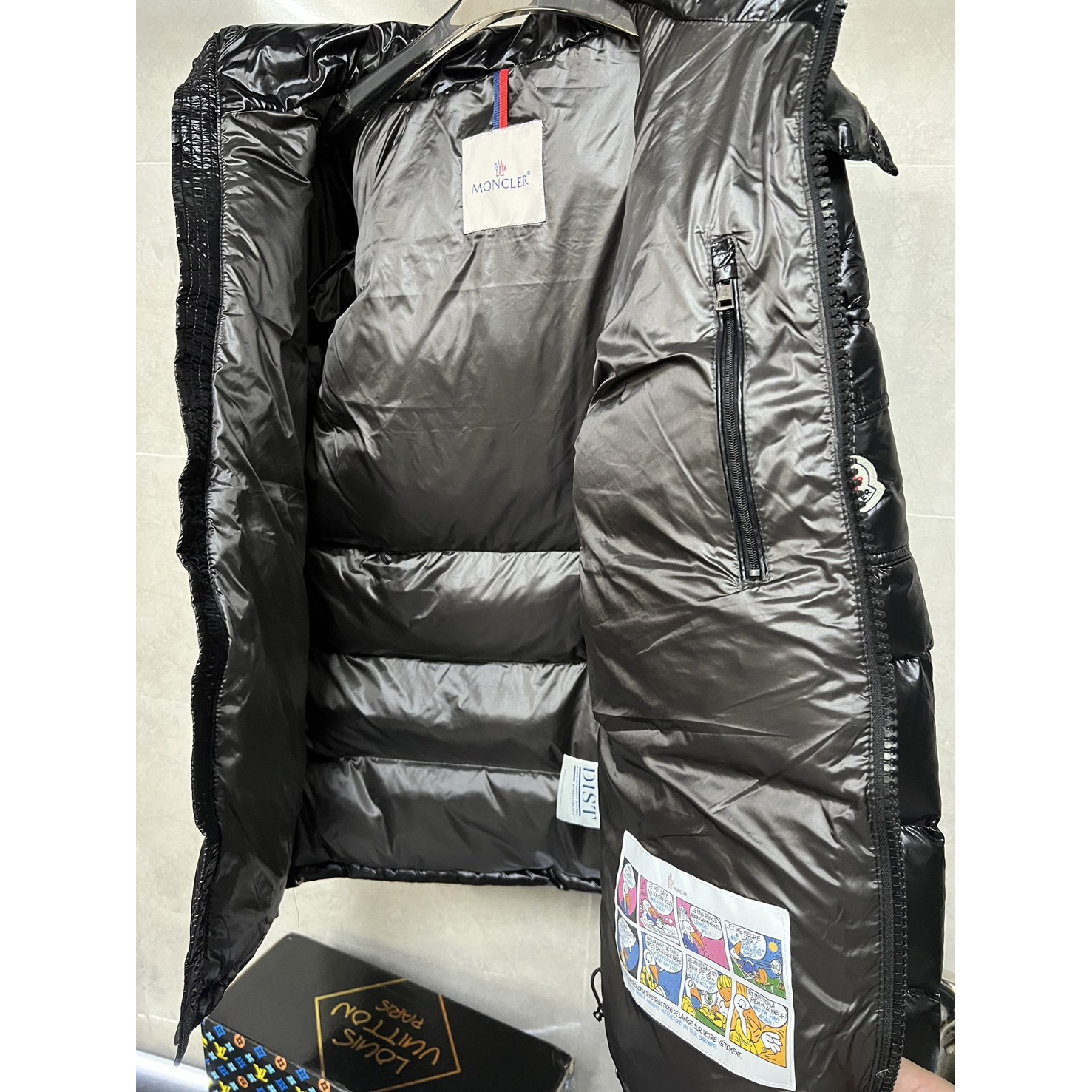 <p>Moncler 羽绒服 (黑)</p>