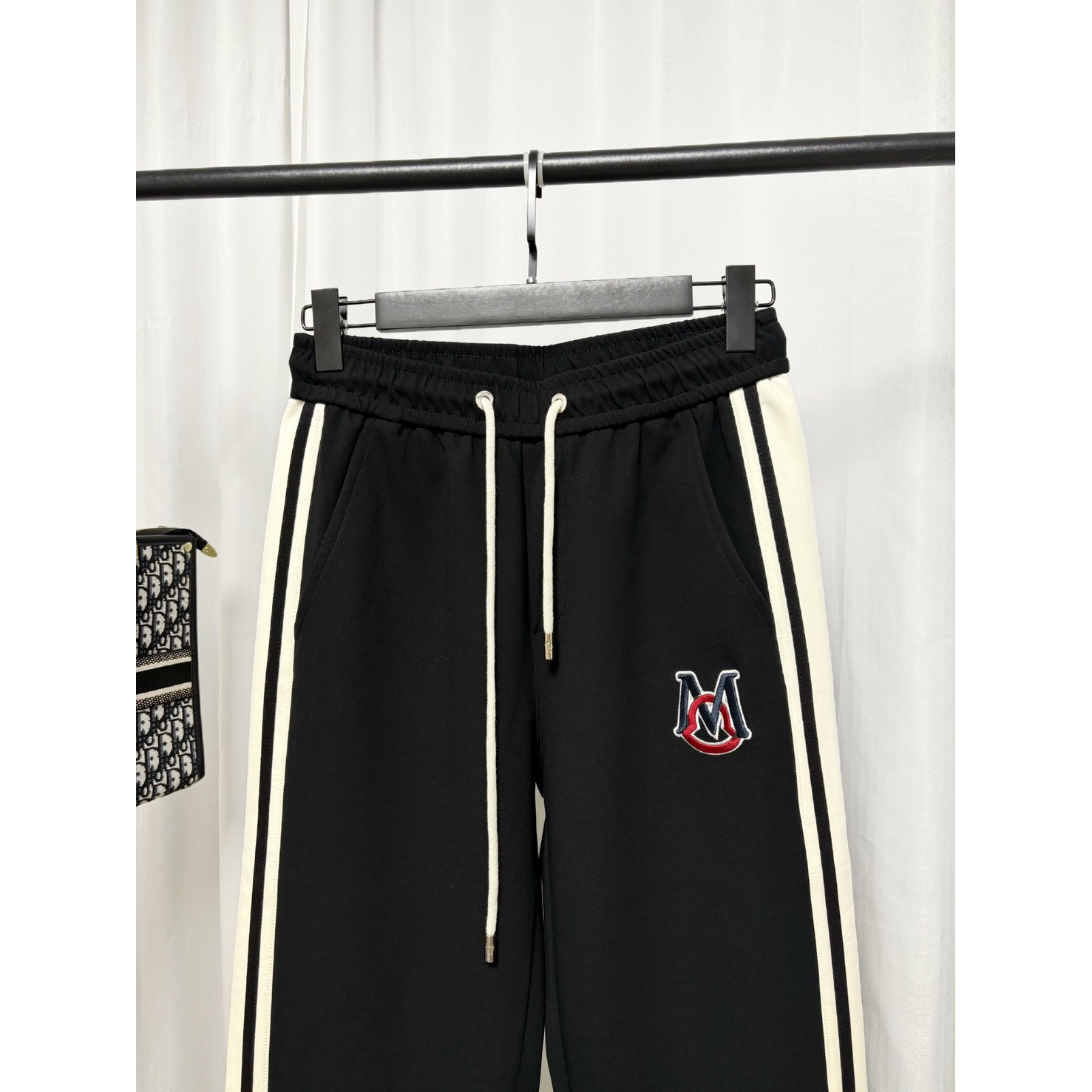 <p>&nbsp;Moncler 蒙口休闲长裤(黑)</p>