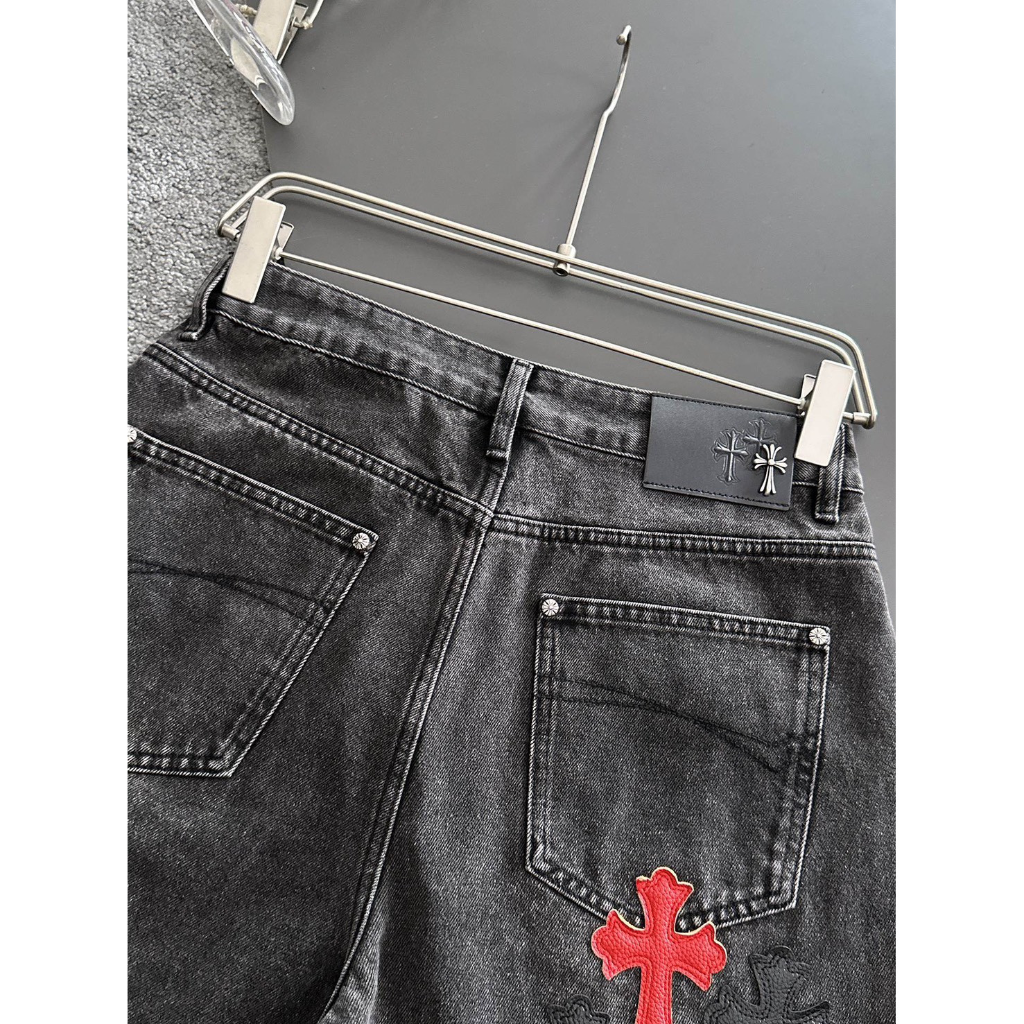 <p>CHROME HEARTS 牛仔短裤(黑)</p>